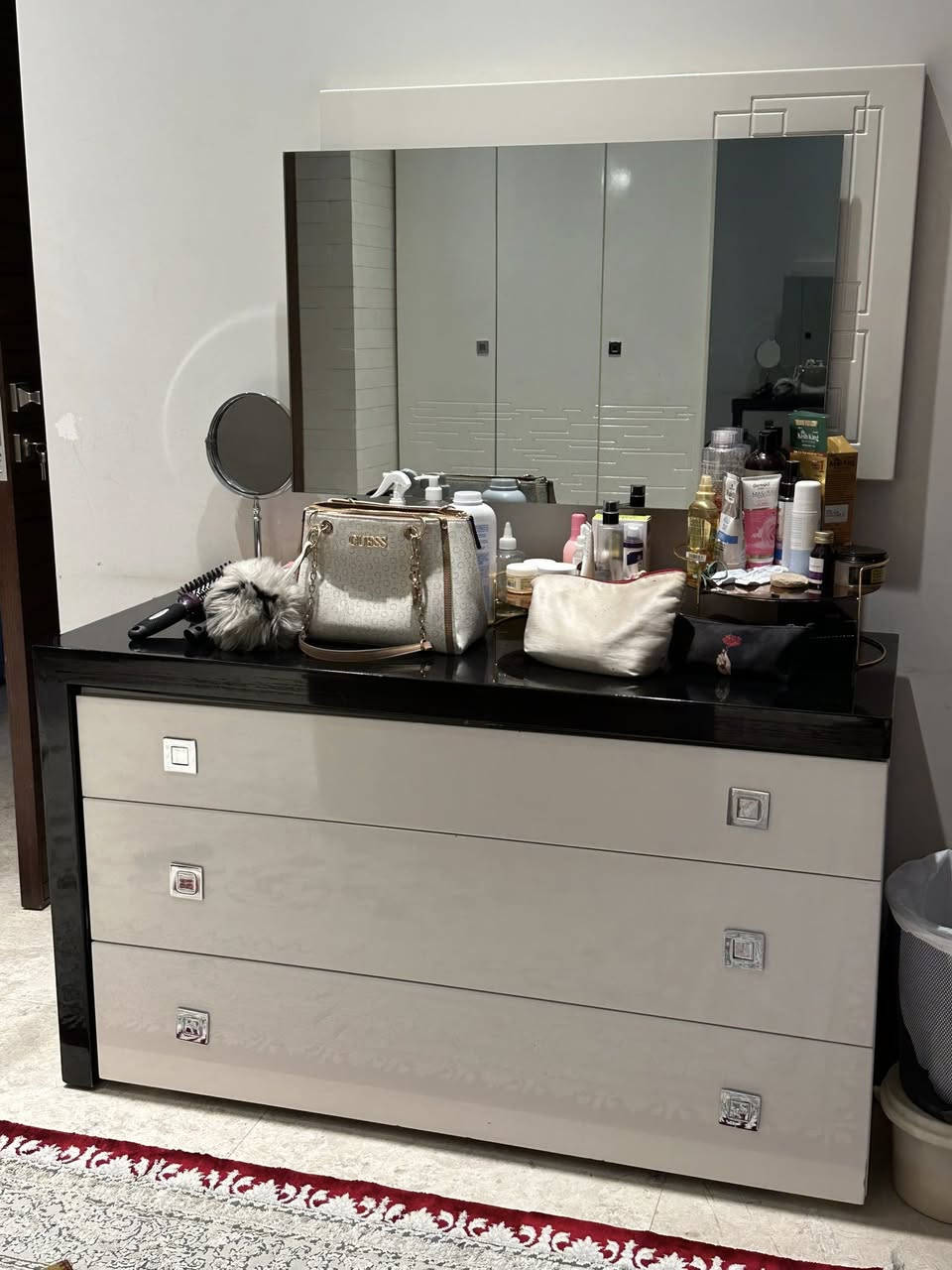 سلام عليكم ورحمة الله وبركاته. غرفة نوم تركية نظيفة جداً وقوية جداً للبيع السعر مليون ونص بغدا الحارثية ***********
