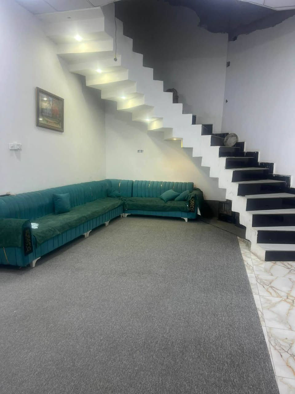 سلام عليكم احبتي الكرام 🌹                              بيت  بشارع الرسول مساحته ٢١٠ غرفتين ودوانيه ومطبخ وهول جبير وحديقه سقف كونكريت بناء جديد الارض اصولي بيه حجه وقف سني مسجل بالوقف / السعر 80 بي مجال لطيبين /  ***********
