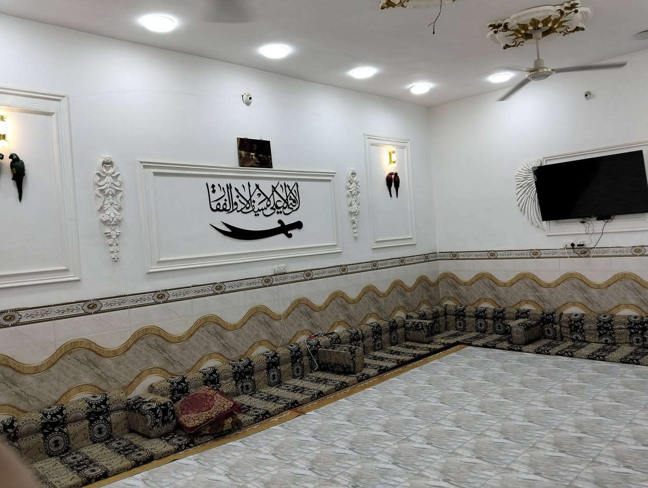 بيت للبيع 150مترواجهه9ونص بناء جديد حي النهضة الثالثة طابقين الأول كامل والثاني للسقف 2نوم 2صاله استقبال مطبخ 3مجاميع صحيات على شارع 20متر السعر 130. للاستفسار ***********
