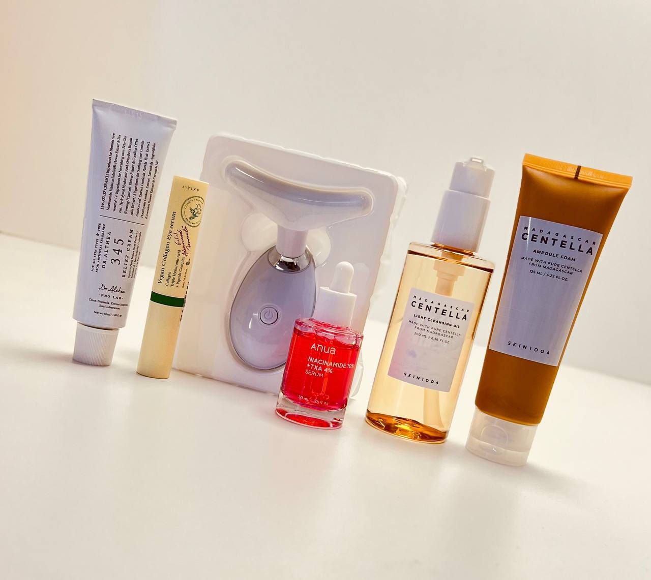 ✨ روتين عناية متكامل لبشرة نضرة وصحية ✨
كل منتج بهالطقم هو خطوة مهمة لجمال بشرتچ! 💁🏻‍♀️
خلي بشرتچ تتنفس وتتجدد بهالروتين المصمم بعناية من أفضل الماركات الكورية 🌸🇰🇷

👇 تعرفي على المنتجات وحدة وحدة 👇

1. 🧴 SKIN1004 Madagascar Centella Ampoule Foam
غسول رغوي لطيف يزيل الأوساخ والزيوت بدون ما يسبب جفاف للبشرة، بتركيبة السنتيلا الآسيوية تهدي البشرة وتحافظ على توازنها 🌿

2. 🧼 SKIN1004 Light Cleansing Oil
زيت تنظيف خفيف يذوب المكياج وواقي الشمس بفعالية بدون ما يترك أي بقايا دهنية ✨
مثالي لتنظيف مزدوج لبشرة نظيفة وعميقة.

3. 💧 Anua Niacinamide 10% + TXA Serum
سيروم قوي لتفتيح البقع الداكنة وتوحيد لون البشرة 🌟
يحتوي على النياسيناميد والتراكساميك أسيد لنتائج ملموسة من أول أسابيع الاستخدام.

4. 🧊 Vegan Cooling Eye Serum
سيروم تبريد فوري لمنطقة تحت العين، يقلل الانتفاخات والتعب 👁️❄️
بتركيبة نباتية مناسبة لكل أنواع البشرة.

5. 🧴 Dr. Althea 345 Aqua Boosting Cream
مرطب عميق يمنح بشرتچ جرعة مكثفة من الترطيب يدوم لساعات 💦
مثالي للبشرة الجافة أو الحساسة.

6. 🌟 جهاز تدليك الوجه الكهربائي
أداة ذكية لشد البشرة وتحفيز الدورة الدموية ✨
تساعد على امتصاص السيرومات بشكل أفضل وتقلل من مظهر التعب والتجاعيد.

💖 النتيجة؟ بشرة صافية، مشرقة، ناعمة مثل الحرير 🌸
خلي هالروتين يكون سر جمالك اليومي 👑

📦 متوفرة الكمية حالياً – لا يفوتچ الطلب 💌

سعر العرض 70 الف 😳😳😳

تـــــــوصيــــــ🚗ــل بغـــــداد 4 محــافظات 6


**إذا كنت صاحب هذا الإعلان وتريد حذفه لأي سبب، رجاءا أرسل رسالة إلى الدعم الفني**