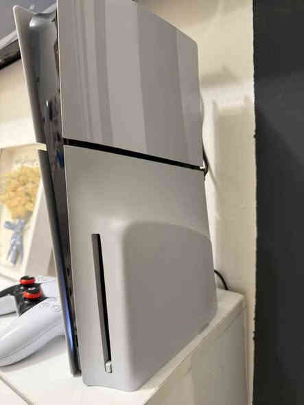 السلام عليكم 
بلي ستيشن 5 
ذاكره 1 تيرا بايت 
جهاز مستخدم قليل بعده جديد كارتونه موجوده 
بي حساب بلس ومحمل بي 10 العاب وتكدر تحمل بي اكثر مجانيات عل حساب 
جوستكات عدد 2 اصليات 
مع يوبي اس 1500 
مكاني بغداد - الثعالبه 2 - قرب بوب الشام 
توصيل ماعندي تجي تفحص وتقتنع يلا تاخذه 
*********** بغداد
