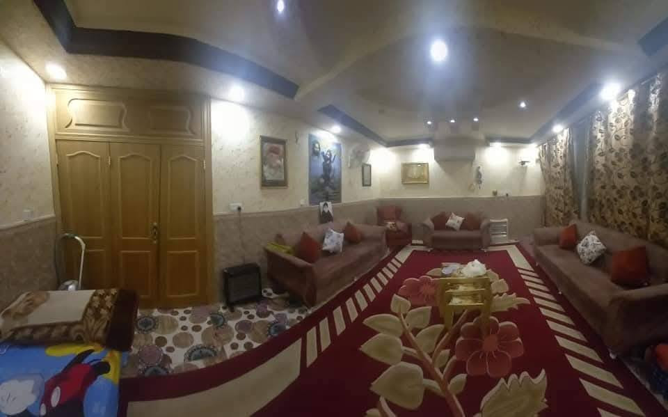 دار للبيع او المراوس في منطقة الإسكان قرب المجمعات الطبيه
(خلف التجاري)
 خلف مجمع المعمار الطبي 
فرع صيدلية الحسنين 162 متر طابقين 
يصلح ان يكون مذخر او مخزن او سكن  
الطابق الأرضي 
استقبال كبيره 7*5
صاله كبيره 6*5
غرفة نوم عدد 2
صحيات عدد 2
مطبخ 6*3
خلفيه متروكه 9*5

الطابق الأول مشتمل معزول عن البيت ومؤجر
يحتوي على 
صاله 7*5
غرفة نوم 5*4
مطبخ 3*3
منور 
صحيات 
للإستفسار عن السعر الاتصال على الرقم 
***********
***********
او المراسله وبخدمتكم
