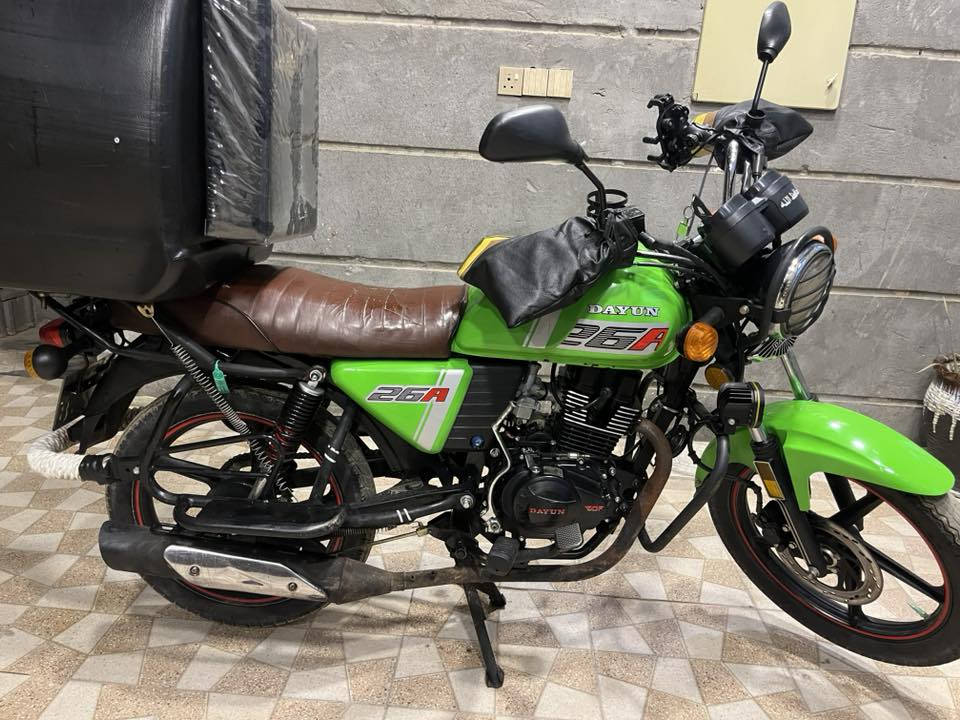 السلام عليكم دراجة دايون موديل 2023 مكينة حجم 200 رقم انبار انكلزي سنوية جديدة +هزة تحويل ثاني يوم  كهربائية الدراجة كلة شغالة بس السلف واكف او عطل بسيط 
الدراجة حلوة ونضافة عنوان/ الانبار فلوجة / رقمي فقط واتس *********** / سعر الدراجة مليون850 وبية مجال بسيط
