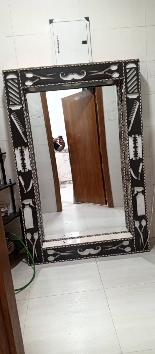 السلام عليكم
مراييه حلاقه كبيره الطول مترتين 
 بيها  لدات مثل ما موضح عدكم بلصورة 
نضيفة جداً 
السعر 80 وبيها مجال 
الموقع📍 البصره الشعيبه 
للستفسار ***********
