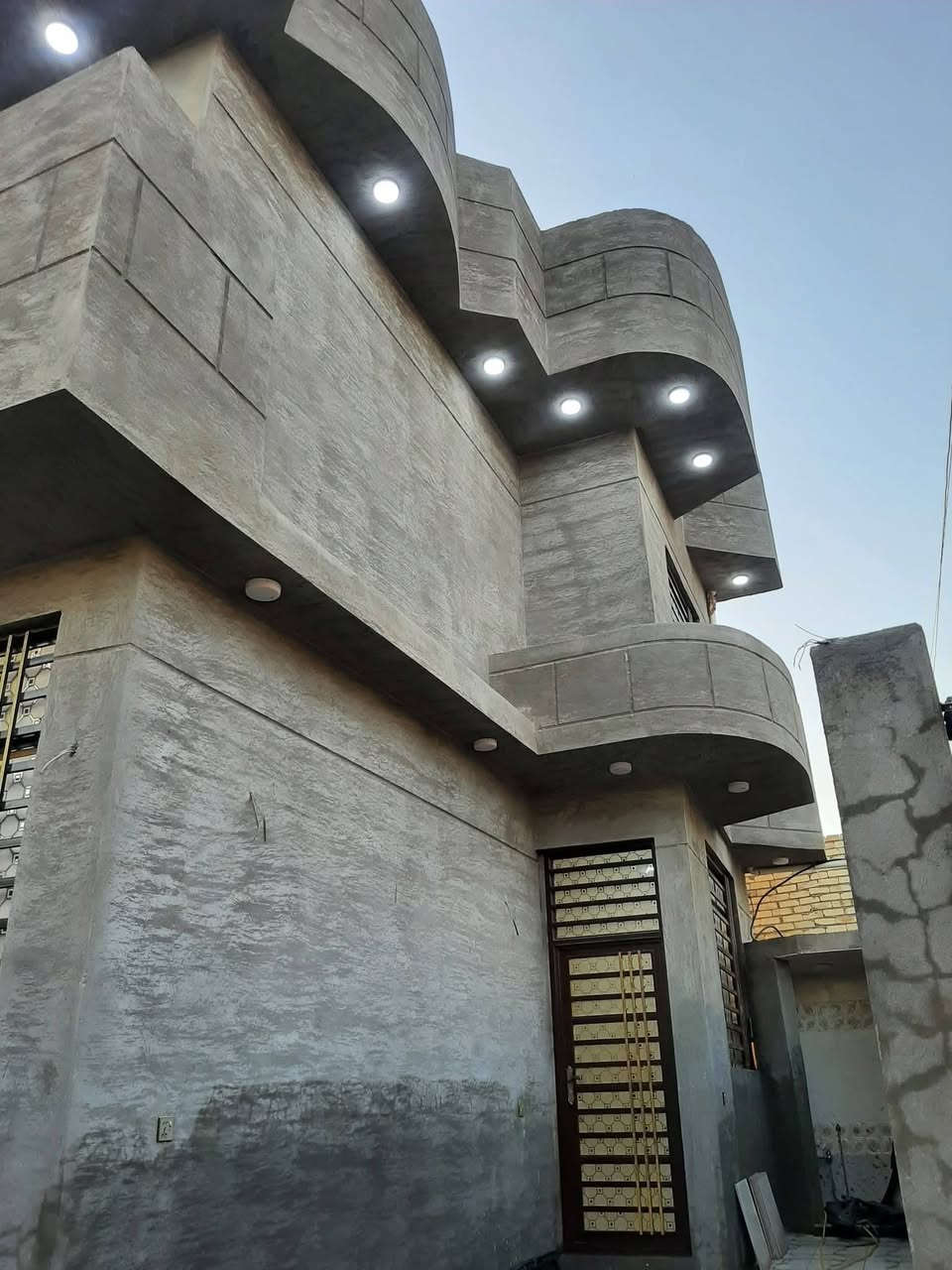 سلام عليكم ..♡《***********》
دار . بناء حديث .للبيع{ سعر 125}بيه مجال ☆
العنوان ¤: كربلاء طريق زينب الكبيره 
قرب .القصر مصطفى خان
 يبعد عن الإمام 7 كيلو على طريق زوار مباشر 50متر 
المساحة 150 طابو زراعي سند 25
 يبعد عن طريق تبليط 50متر شارع العام 
يتكون من استقبال.  صاله .2غرفه ..مطبخ 
صحيات 2 حمام ..كراج سياره 
خدمات ماء  .كهرباء  وطني. سحب ذهبي. شارع 7متر
♧ حي خير الدين
مدارس . مستوصف خطوط طلب كلشي متوفر
