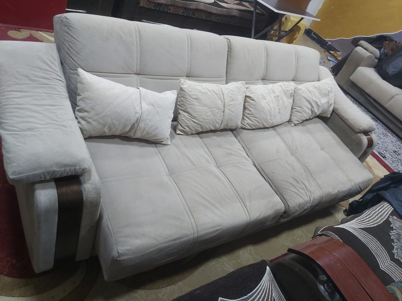 الاسفنج مالتها وكعدتها تخبل كلش مريحة
وتنفتح تصير اسرة
السعر ٤٠٠
والتوصيل مجاني
تلفوني ***********
