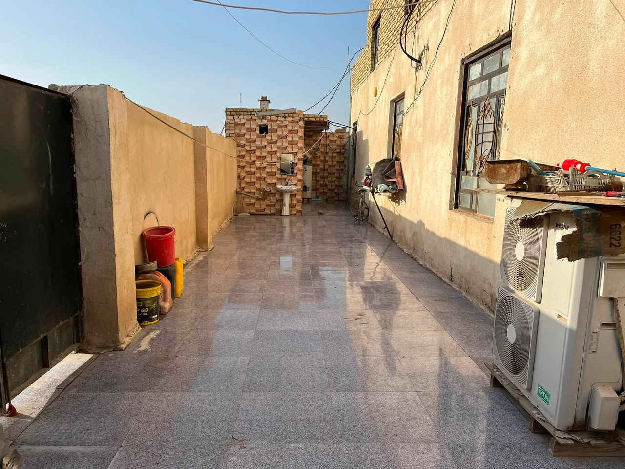 للبيع بيت في سوق الشيوخ حي الشهداء زراعي مساحه 500البناء 300 يحتوي على 3غرف +حمام داخلي وخارجي دوانيه ومطبخ واستقبال وصاله بناء جديد صاير علا شارعين السعر 65 استفسار اتصل ***********
واتساب متوفر
