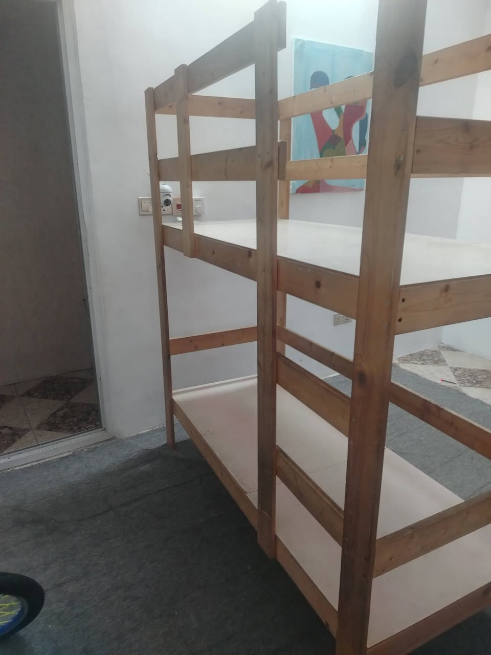 السلام عليكم سرير نفر طابقين خشب اصلي  نظيف  جدا مكان حي العدل السعر قفل ١٠٠ الف للاتصال ***********
