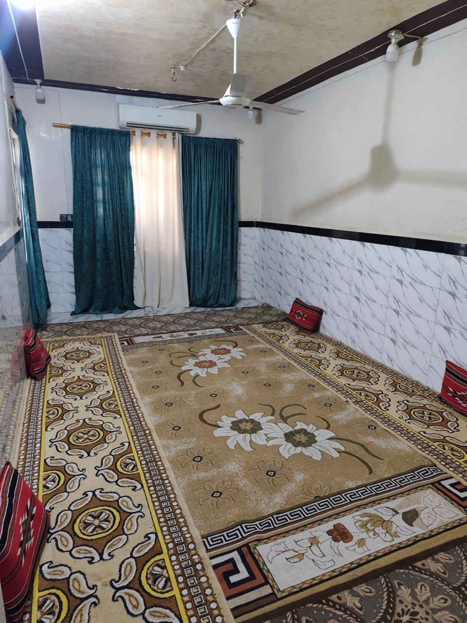 سلام عليكم بيت للبيع  يحتوي علا اربع غرف واستقبال وصاله ومطبخ وحمامات المساحه 150 العرض 6 متر والنزال 25 موقع الدار  منطقه الجاير  قريب علا السوك اوالحولي مكانه حلو عقد 25 اقرار محكمه  البيت بناء شبه قديم بعد كلمن وضروفه  للتواصل ***********
