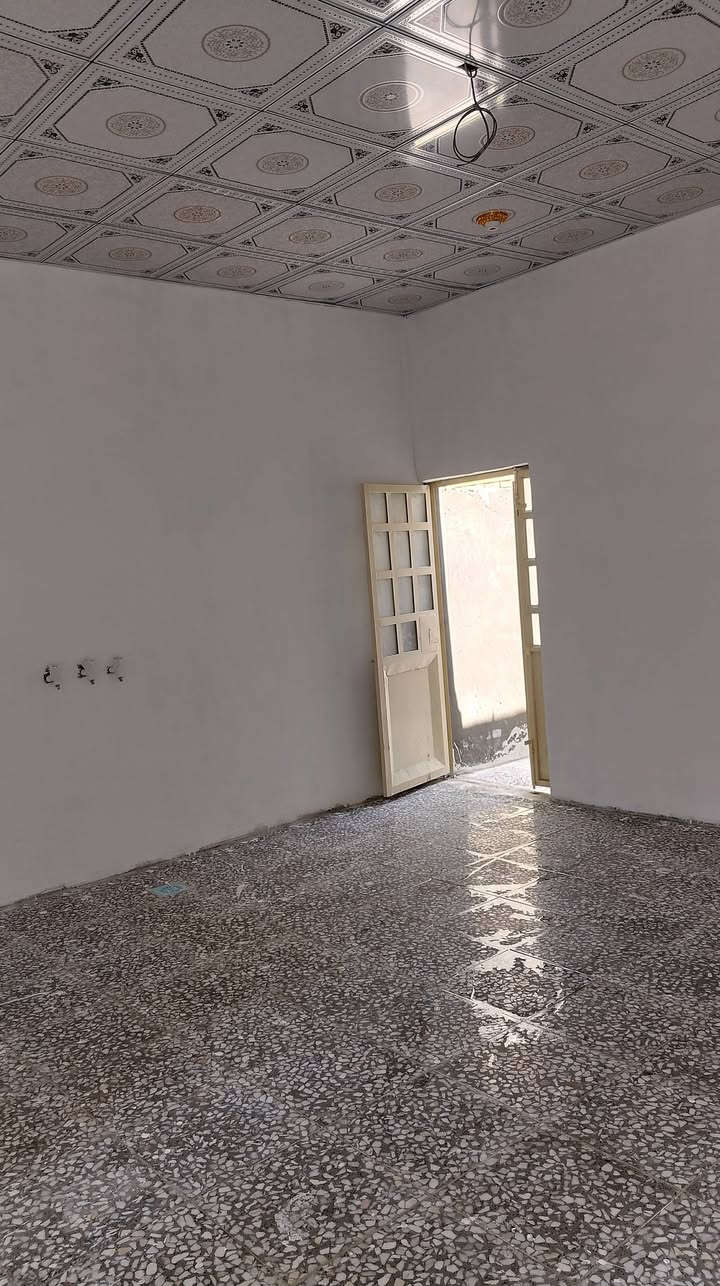 سلام عليكم بيت 100متر للايجار جديد حي ميسان يتكون غرفه+صاله +مطبخ بل صاله +مكشوفه +حمام +كراج  سعر الاجار ميتين وخمسين الاتصال ***********
