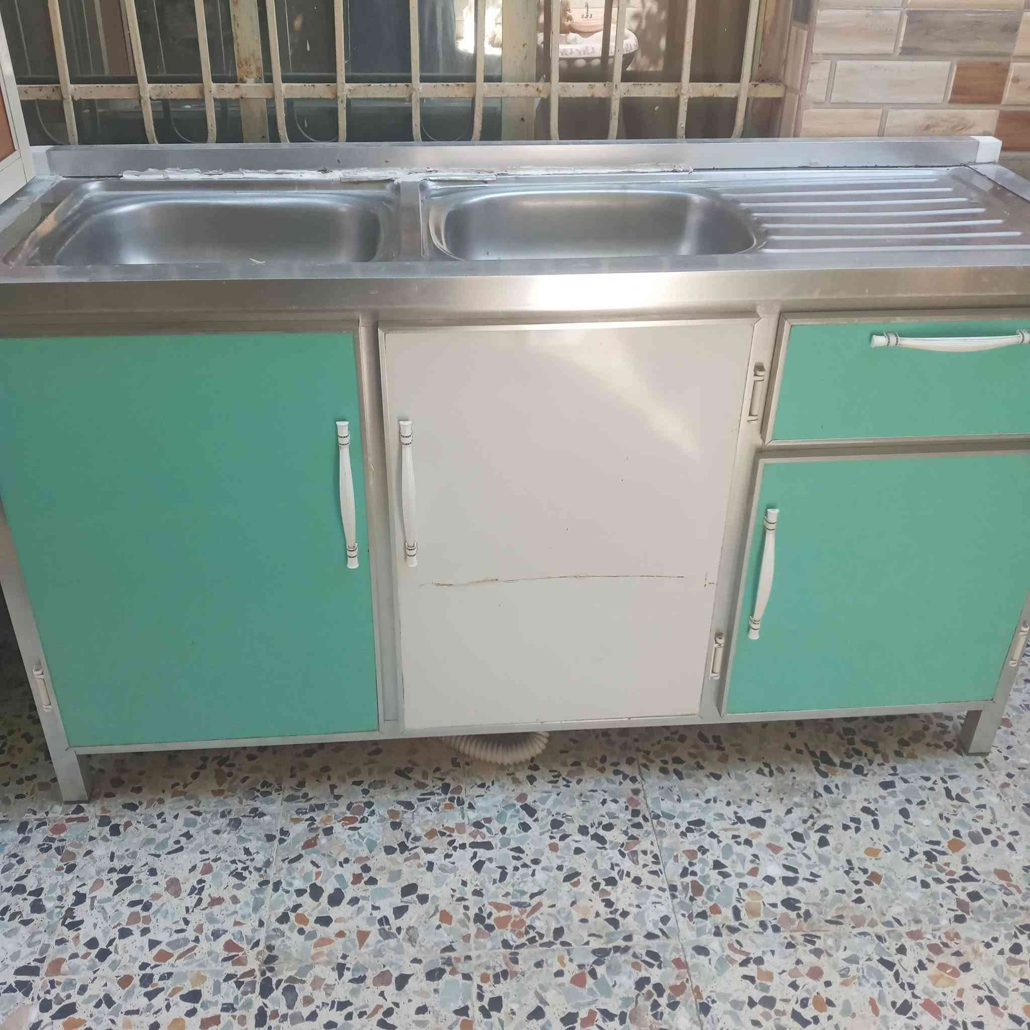 عارضه مطبخ وسنك متر ونص للبيع عنوان الزبير سعرهن اثنينهن ١٥٠ / ***********
