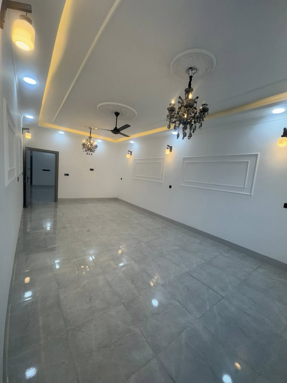 السلام عليكم 
دار للبيع مساحة 300 م 
شارع 15 م 
الموقع / القادسية/ حي الضباط / شارع جليل القصاب 
الدار زيرو غير مسكون 
يحتوي على 5 نوم 
للاستفسار/***********
