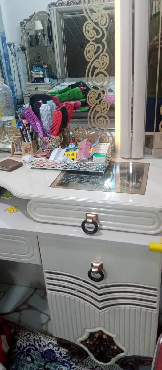 غرفة نوم كامله نضافه 95 بلميه 
9قطع
 لون بيجي صبغ حراري بي لمعه كلش حلوه 
نوعيه قويه جدا بيها اظرار جدا بسيطه ما تنذكر بس اذكرها عن الحلال والحرام 
السرير ينفتح بي خزانه جوا وبي 3 جكات قويه + شازلون ايضا ينفتح بي خزانه + جوانب السرير بيهم انارة نوم جميله + جرارات 2 وحده فوك بيها جام وحده جوه كبيره في كل جانب 
كنتور بي اناره ايضا جميله 
ميز مرايه بي اناره + جرارات الصغيره بيهم جام مثل ما موضح بلصوره + مرايه طويله بيها جرار كبير 
+ ميز ملحق جرارات 4 رايدها مليونين غرفه كامله وحلوه ( 1600 بيها مجال بسيط ) رقم الواتساب او اتصال تدللون ***********
