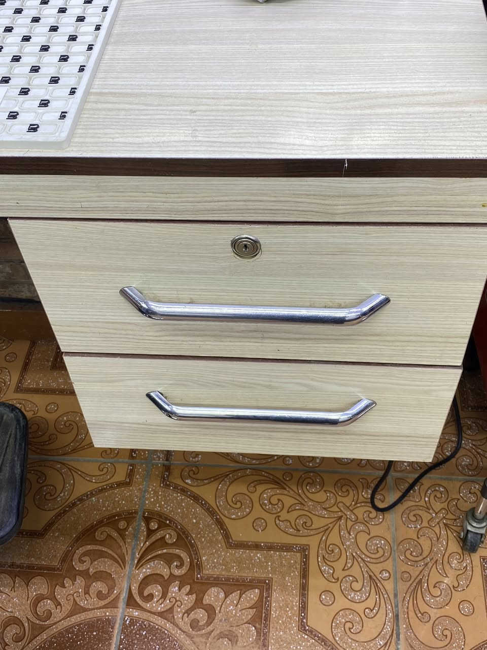 ميز حلاقه عدد ٣ للبيع للتواصل ***********
