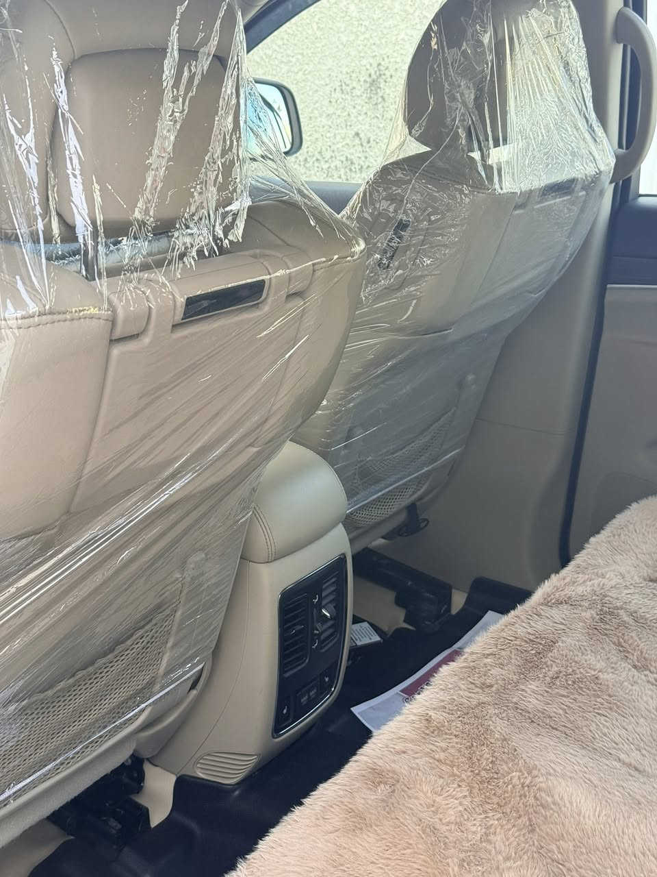 سلام عليكم 
جيب كراند شيروكي  لمتد ( خـليـجـي ) ام رادار 
‏‎موديل  (2020  فول مواصفات  
المحرك : V6.  3.6L ‎  
 السياره اخت زيرو 
ماشيه 40 الف
رقم بغداد الجديد بسمي تحويل ثاني يوم  ؟
سياره مكفوله من الصبغ و التبديل و البارد
سياره جديده جدا ارضيات الشركه بل جيس 
سياره جديده استخدم شخصي و قليل 
‏‎ السيارة وكالة  داخل بيجي المرغوب 📍❤️ 
‏‎* المواصفات :
‏‎*رادار امامي وجانبي 
‏‎* نقطة عمياء .
‏‎*داخل جلد 
‏‎* دفع رباعي 4x4 . 
‏‎* فرش المقاعد من الجلد . 
‏‎*صفي المقاعد الأمامية كهربائية .
‏‎* ذاكرة لحفظ وضعيات الجلوس . 
‏‎* صفي المقاعد الأمامية مع تدفئة . 
‏‎* صف المقاعد الخلفية مع تدفئة . 
‏‎* ويل قياس 20 انج .
‏‎* مقود السائق كهربائي . 
‏‎* تدفئة ستيرن . 
‏‎* فتحت سقف .
‏‎* شاشه كبيرة 8.4 انج .
‏‎* نظام الملاحة (GPS) . 
‏‎* نظام خاص للطرق الوعرة . 
‏‎* مصابيح امامية زنون . 
‏‎* المصابيح الأمامية مع LED لايت  تبديل عدسات 4 دولار. 
‏‎* كشافات ضباب بروجكتر زنون . 
‏‎* تشغيل عن بعد .
‏‎* صندوق كهربائي .
‏‎*  حساسات أمامية . 
‏‎*  حساسات خلفية .
‏‎* كاميرا خلفية .
‏‎* بخاخ ماء لتنظيف المصابيح الامامية .
‏‎* مرايا بخاصية التعتيم الذاتي . 
‏‎* مرايا جانبية قابلة للطي . 
‏‎* بلوتوث تلفون . 
‏‎* محدد سرعة . 
‏‎* نظام تشغيل واطفاء اوتماتيكي للمحرك للتوفير من صرف الوقود . ( Auto Start System ) .
‏‎* نظام بريك اوتماتيكي ( Auto Break System ) .
السعر 325 ورقه 💲 و بيهه مجال 
 ***********
***********
مكاني بغداد
