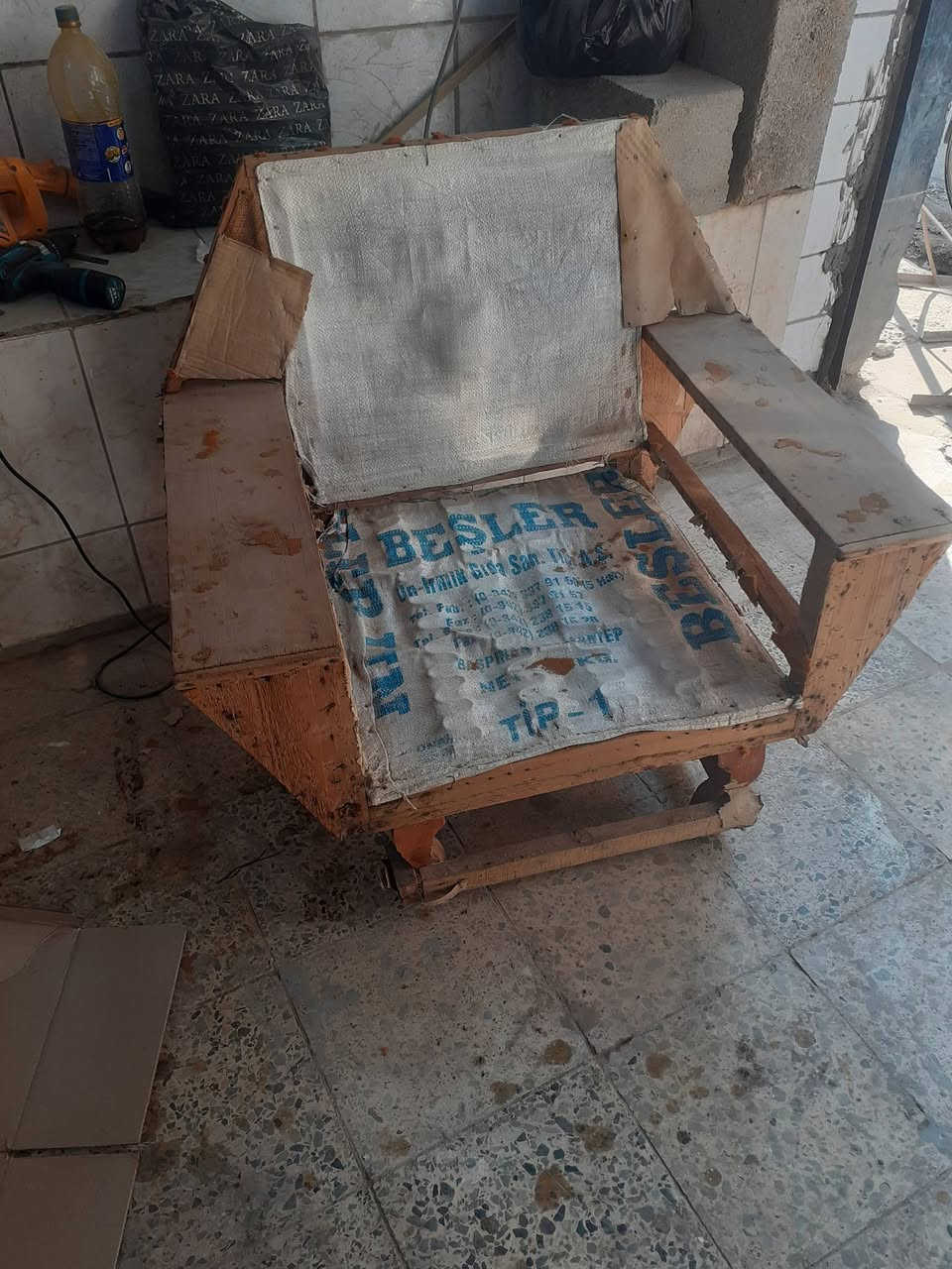 دوشمه ونجاره صفين حيوته التميمي عمل جديد ومستعمل ت*********** وتصليح وصبغ كافه انواع الأثاث المنزلي داخل السوق الفرع المقابل ماكولات رائد مجاور المخبز
