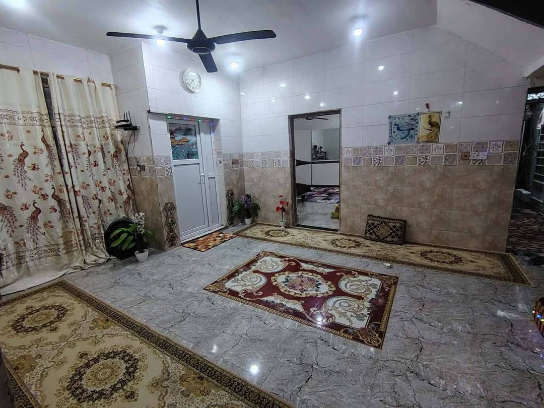 بيت البيع كوت حي الحكيم شارع زرزور
بيت جديد وجاهز السكن مساحه 160متر غرفتين وصاله ومطبخ وستقبال صحيات داخليه خارجيه مرقم من قسم البلديه سعر 40بي مجال ستفسار ***********
