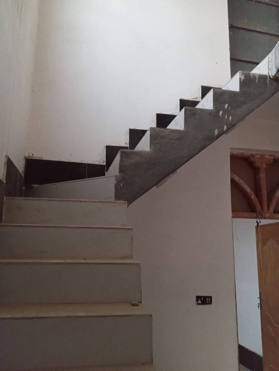 للايجار دار سكني
لطفا مطلوب عائله صغيره
غرفه نوم صاله مطبخ مجمع صحيات
موقع خلف المطحنه
٢٠٠الف شهريا بناء جديد
***********
