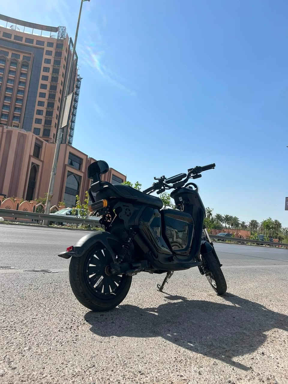 من اكثر الدراجات اللي اثبتت جدارتهة بالشارع
والجانيهة يعرف شلون راقية
دراجة شحن ماركة niu
المحرك: 2000 واط أداء عملي للاستخدام اليومي
البطارية: ليثيوم فوسفات الحديد الثلاثي 
السعة: 40 أمبير 60 فولت
مناسبة للتنقل داخل المدينة والطرق غير المستوية
هيكل متين وثبات جيد أثناء القيادة

تمشيك ٦٥ كيلو الى ٨٠ حسب الوزن والسرعة

الدراجة جاهزة من الاخير بس اشحن وكضي بيهة امورك

شاحنتهة الاصلية موجودة 
العنوان بغداد البياع شارع عشرين 

***********
