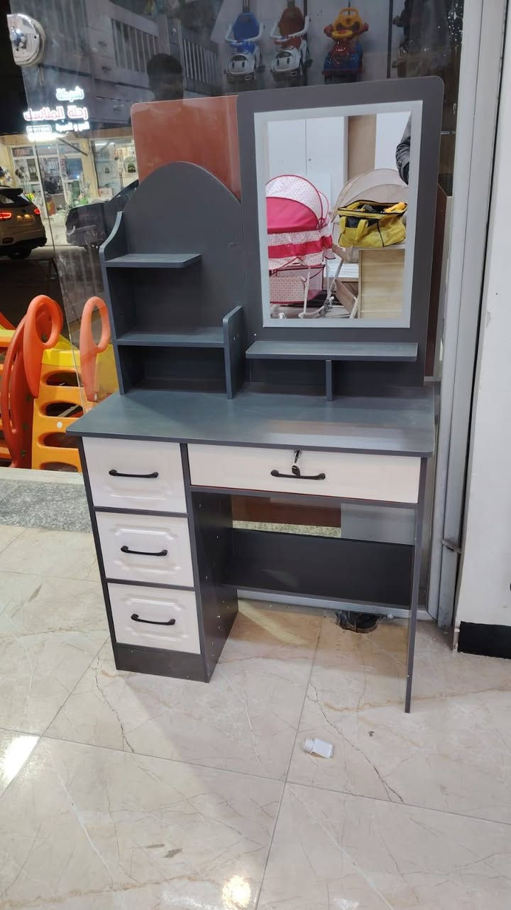 ميز تواليت مع انارة عند مجمع عش الطفولة
العنوان تكريت حي الجمعية 
***********
