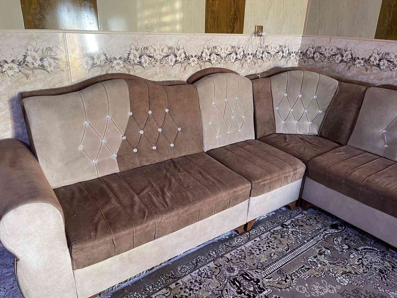 ديوان تركي الخشب عراقي فصال طول 14 متر بيها زاويتين السعر 550 الف وبيها مجال بسيط مكاني الحمدانية للاستفسار اتصال بالرقم ‭0751 536 6426‬
