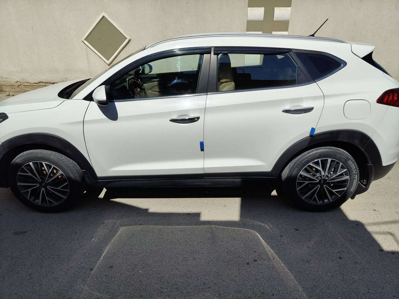 🚘 للبيع | هيونداي توسان خليجي 2019
🔹 الموديل: 2019
🔹 المنشأ: خليجي
🔹 رقم التسجيل: بغداد
🔹 الوكيل: شركة الكَاصد
🔹 الفئة: فل مواصفات (عدا فتحة السقف البانوراما)

✅ حالة السيارة:

- سيارة نظيفة وجاهزة للاستخدام، ولا تحتاج أي مصروف.
- سنوية جديدة، ورقم جاهز، وإجراءات نقل الملكية شرط التحويل

📌 حالة الهيكل:

- صبغ في مقدمة البنيد (خشم البنيد) بسبب تقشير فقط، مع وجود تكحيل، وباقي الهيكل بحالة ممتازة.

⭐ المواصفات:

- نظام ترحيب بالسائق.
- 3 أوضاع قيادة.
- دخول ذكي (بصمة للأبواب).
- تشغيل بصمة.
- سقف حديد (بدون بانوراما).
- داخلية جلد باللون البيج.
- مرايا شفط.
- حساسات أمامية وخلفية.
- كاميرا خلفية.
- تحكم من المقود.
- منظومة زينون.
- 5 عدسات.
- كشنات كهربائية 
- تبريد ثنائي قطعتين
- محرك 2000دوش
- الممشى: 180,000 كم.

💰 السعر المطلوب: 17,800 دولار، وقابل للتفاوض بالمعقول بعد المعاينة.

📍 الموقع: الأنبار / الفلوجة

📞 للاستفسار: ***********
