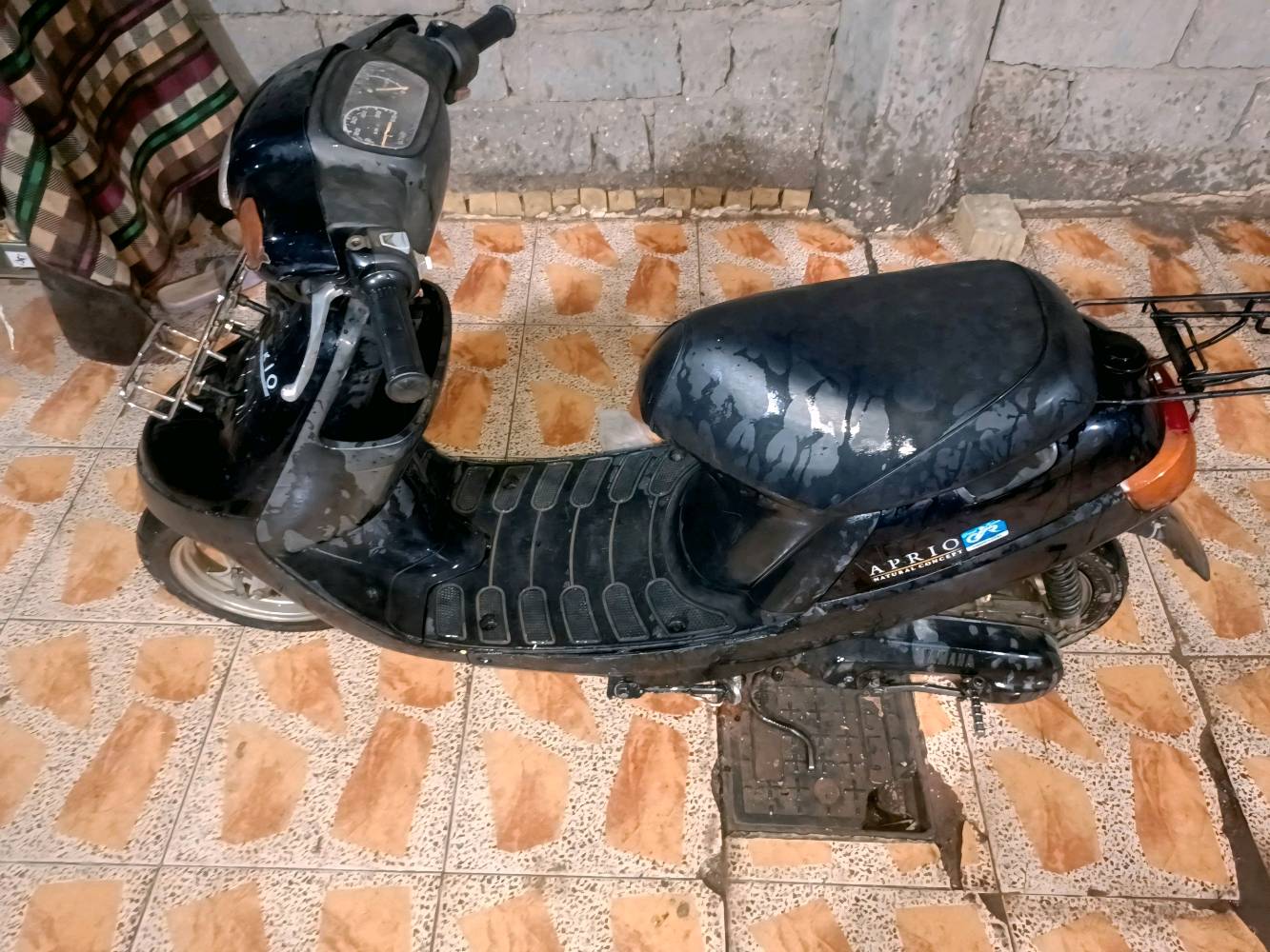 السلام عليكم 
بطة موديل 1999 اخذتها حاوية قبل سنة بهذا التاريخ 2025/6/11 مثل ما موضح بالوصل وسعرها كدامكم 875 الف دينار وهسة الدراجة هسة گامت بسبب الـoil بم چان عطلان واني مادري بيه ودهن ما يوصل للمحرك كامت وتحتاج هسة تبديل بوشة وبستم فقط السعر بالخاص 
يجي وياها زوج مرايات و زوج مفاتيح الدراجة و كهربائيات الدراجة كلها شغالة

تواصل واتساب 
***********
