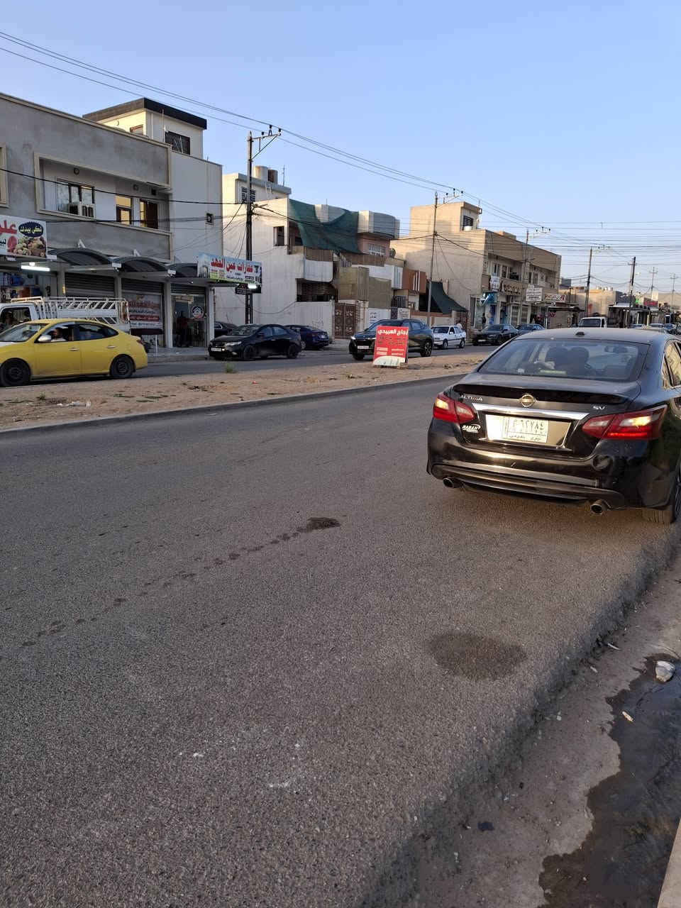 دار 🏠 البيع مساحه ١٠٠متر واجها ٥وعمق ٢٠خدمات ماء كهرباء تبليط على سايدين المشاعل يحتوي على غرفة نوم وهول واستقبال ومطبخ وصحيات وكراج داخل البيت يعوزو لبخ جص وارضيه نصف الدار كارت بلديه السعر ٣٥ وبي مجال العنوان حي السماح الأولى قرب جامع 🕌 طه 
*********** 
***********

