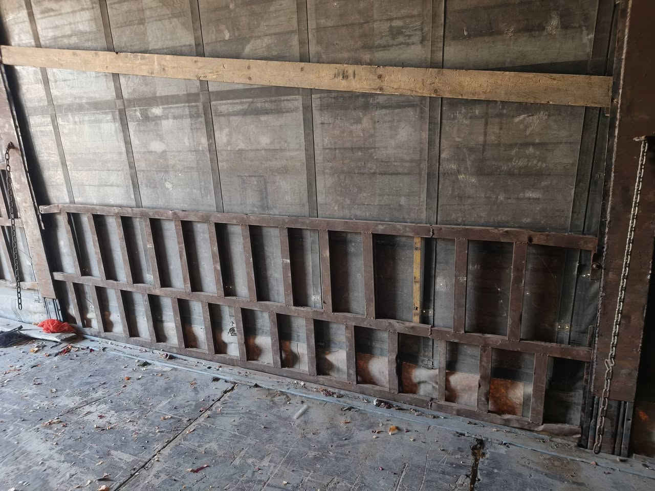 سلام عليكم محجر حافظة ارتفاع 90 سانتيم العدد 8 نضاف جدد بعده للبيع مكان واسط الدبوني رقم ***********
