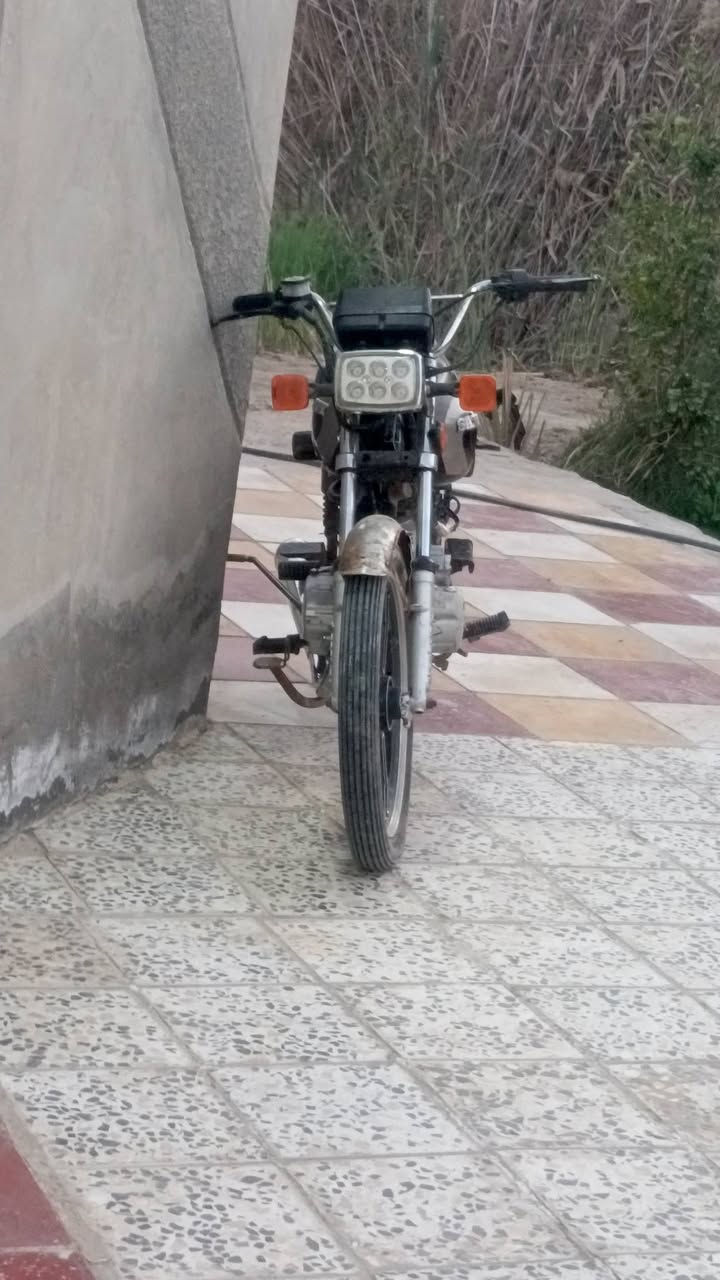 السلام عليكم دراجه سيفانا موديل 20 اوراق كامله مكينه مفتوحه بوشه وبستن دراجه نظيفه مكاني صدر الدغاره سعرها 425 وبيها مجال ***********
