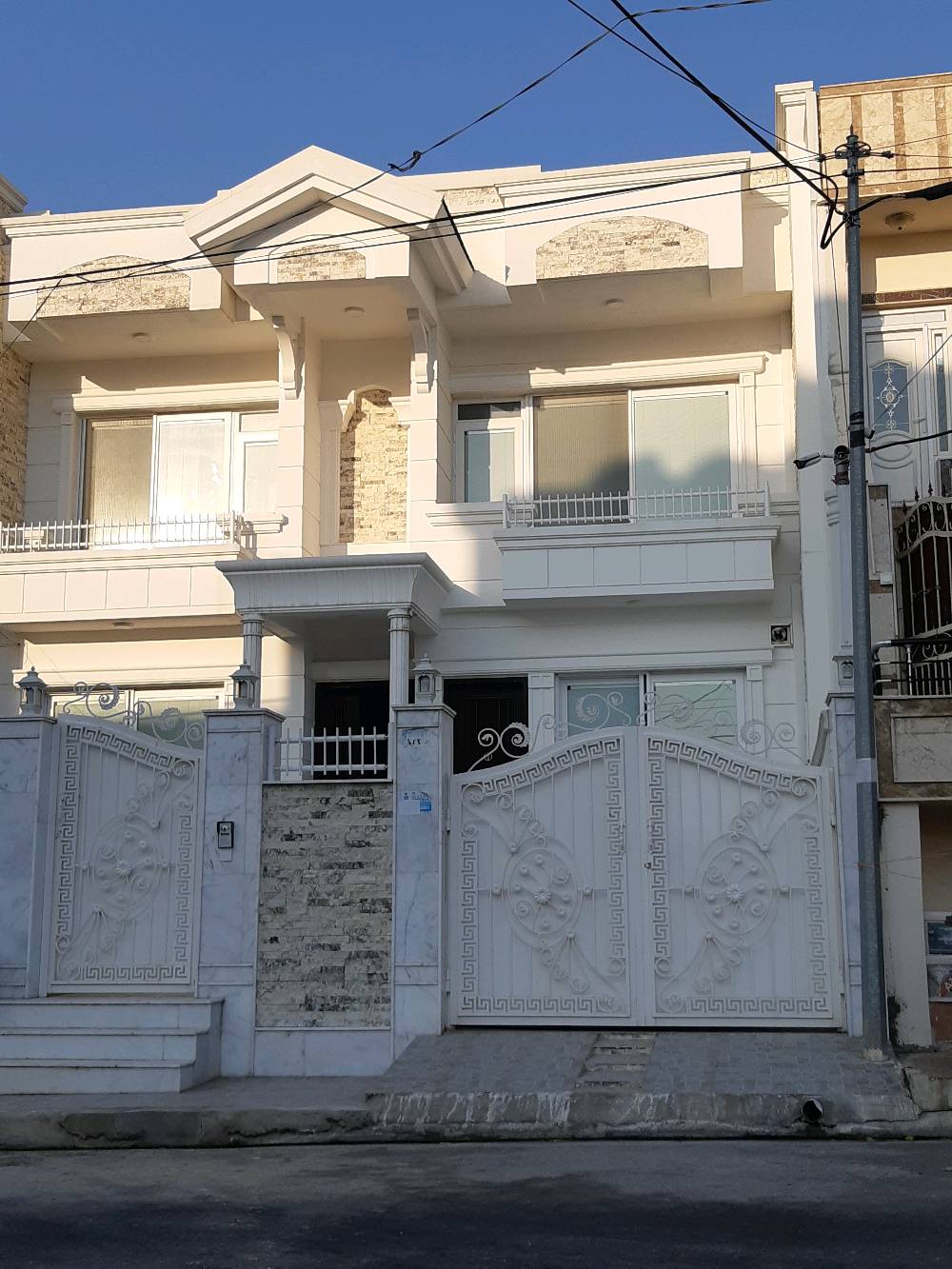 كادر صبغ في دهوك مستعدون لصبغ المنازل والشقق  داخل وخارج  في دهوك
ممكن تحددون شنو الشغل بالضبط: صبغ داخلي بس لو خارجي همين؟ وهل تقدمون معاه معجون، تصليح تشققات، وديكورات جبس/أشكال جدارية لو فقط صبغ عادي؟: 
داخلي وخارجي و مانع رطوبة وسقوف جبس 
شنو المنطقة بالضبط بدهوك ووين تشتغلون أكثر شي؟ وإذا الزبون خارج دهوك أو داخل المحافظة تكدرون توصلون يمه لو لا؟: 
نكدر نوصله في اي مكان
تشتغلون على بيوت وشقق جديدة فقط لو هم ترجعون تصبغون بيوت قديمة/مأهولة؟ وإذا موجود، شكد تقريباً مدة الإنجاز للبيت الواحد؟: 
قديم وجديد وبل نسبة للوقت ف هذه يتعلق حسب نضافة البيت
هل عندكم صور أو نماذج من شغل سابق تقدرون تنزلونها حتى الزبون يشوف جودة الصبغ والتشطيب؟: 
نعم
شلون يكون التسعير عندكم: حسب المتر لو حسب الغرفة/البيت كامل؟ وهل السعر يشمل المواد لو على الزبون؟: 
نشتغل بل متر اما ان يكون عمل او عمل ومواد حسب صاحب المنزل