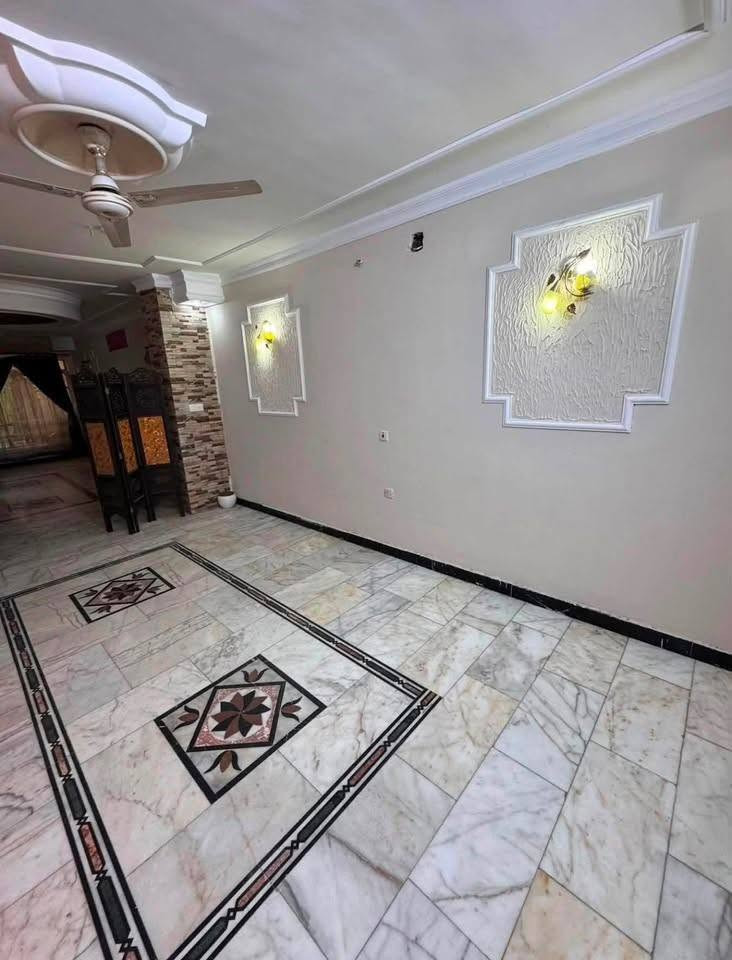 للايجار بيت ٢٠٠ متر وحتين سكنية طابق ارضي غرف نوم وصالة ومطبخ وخدمات وطابق الاول غرفتين نوم وصالة ومطبخ وخدمات السيدية مربع الاربعمية ايجار مليون وربع للاستفسار  ***********
