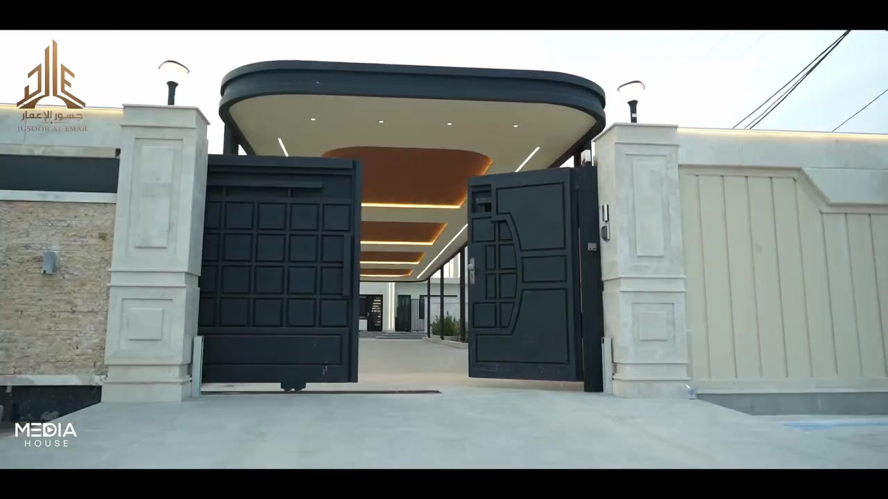 تجسيد الفخامة المعمارية: فيلا سكنية بتوقيع عصري جنوب بغداد 🏛️✨
نعتز بمشاركتكم لقطات من أحدث إنجازاتنا، حيث تلتقي دقة الهندسة بروعة التصميم في مشروع فيلا سكنية متكاملة.
يتجلى التميز في هذا العمل عبر:
▪️ **الواجهة الخارجية:** تصميم مودرن أنيق بالفوم الخارجي، معزز بنظام إنارة مخفية مدروس بعناية.
▪️ **التخطيط الهندسي للحديقة:** لاندسكيب ساحر يضم ثلاثة شلالات جدارية وينبوعاً مركزياً يضفي جوأً من السكينة.
▪️ **الجلسة الزجاجية:** مساحة عصرية فاخرة تدمج داخل المنزل بالطبيعة الخارجية بأسلوب راقٍ.
▪️ **المسبح الداخلي:** تصميم فريد يتصل بالفيلا ليضمن الخصوصية التامة والرفاهية المطلقة للعائلة.
كل ركن في هذا المشروع يروي قصة اهتمام بالتفاصيل لتقديم تجربة سكنية استثنائية تفوق التوقعات.
للراغبين في تحويل أحلامهم العمرانية إلى واقع ملموس، يسعدنا تواصلكم معنا:
📞 ***********
📞 ***********
📧 Jswralamar1@gmail.com
#بغداد #هندسة_معمارية #تصميم_داخلي #عقارات #فيلا_مودرن #حدائق #مسبح_داخلي #العراق #بناء_وتشييد #احترافية
