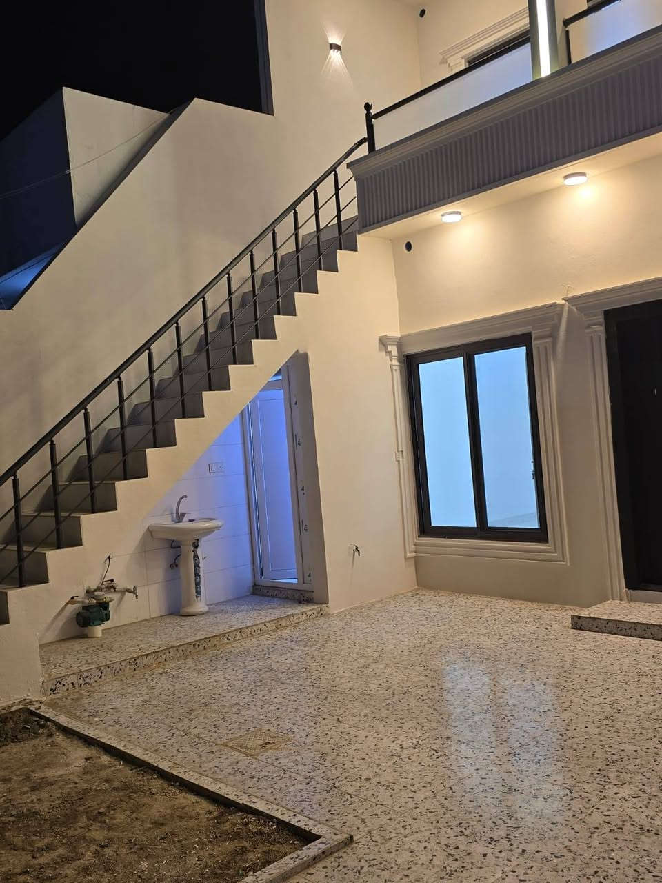 دارللبيع مساحة/187.5/متر بناء صفر طابقين كامل واجه 7.5
عنوان:قادسية الاولى 
نوع العقار:طابو ملك صرف
محتويات الدار:استقبال،هول،مطبخ حار بارد،غرفتين نوم
مواصفات:فول سيراميك،وسقف مغربي ونظام دكت تبريد مركزي
موقع مميز وشارع تبليط ومجاري وماء حلوو 
للاستفسار مراجعة مكتب النورين للعقارات والمقاولات أو الاتصال على الارقام التالية:***********
