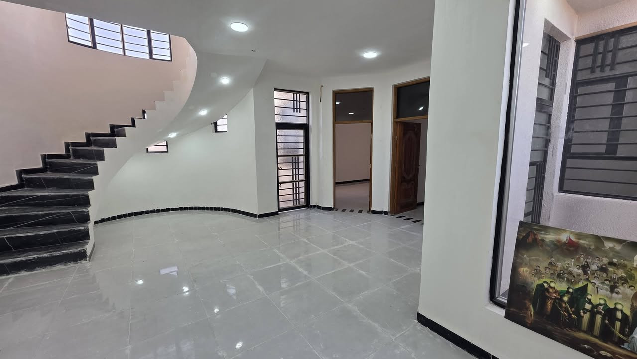 سلام عليكم بيت للبيع زراعي مرقم مساحه ٢٣٠ م ركن كوت حي الحكيم شارع الوائلي  يقع على ساحه ،  تفاصيل البيت بناء طابوق يحتوي على غرفتين نوم وصاله ومطبخ وستقبال كراج وحديقه صحيات داخليه وخارجيه السعر ٨٨ وقابل للتفاوض للاستفسار مراجعه دلاليه احمد السعيدي عنوان المكتب قرب معرض حسينيه بيت الخليفه للتصال  *********** او  واتساب ***********
