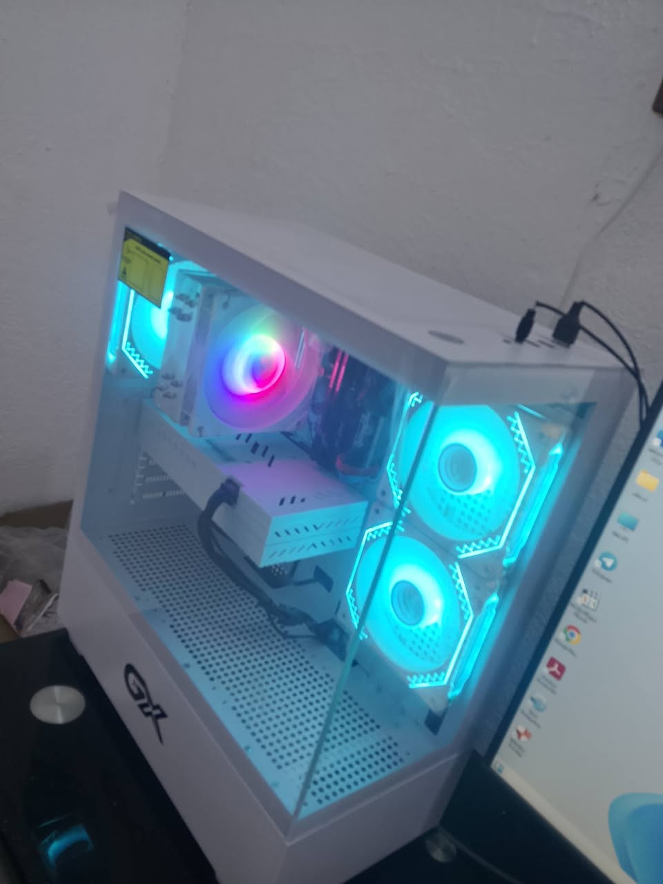 pcpc للبيع هاي
مواصفات Rx 580 8gb
Ryzen 5 3600X
B450 
Ram 16 DDR4 
SSD 2t
Power 650w 
Caes gaming 
سعرها 550 وبيها مجال


**إذا كنت صاحب هذا الإعلان وتريد حذفه لأي سبب، رجاءا أرسل رسالة إلى الدعم الفني**