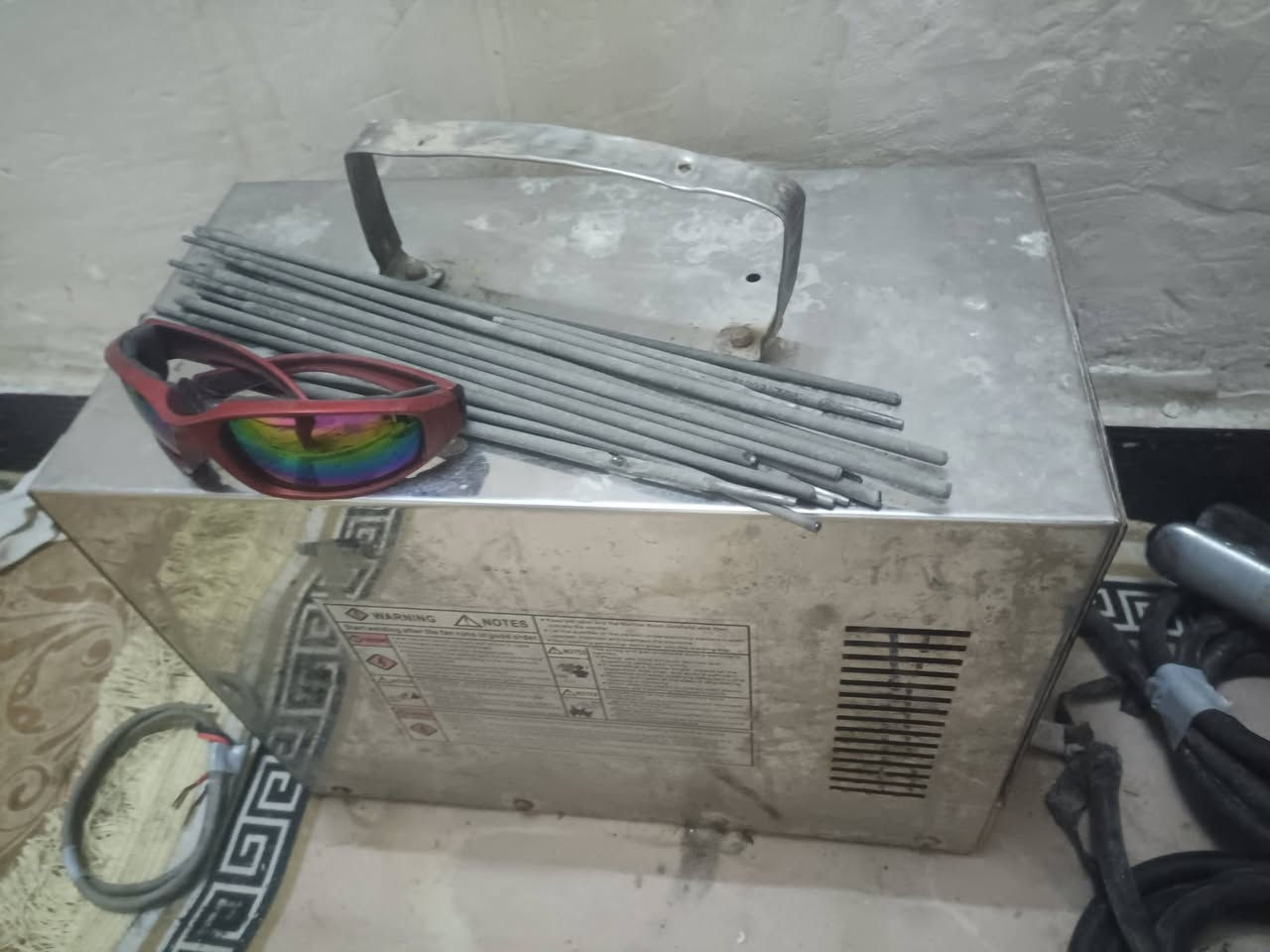 مكينة لحيم حجم جبير شرط الشغل كدامك التفاصيل مالتة ثكيلة كلش  ملحقاتة وياها نضارات ووايرات لحيم
سعرة 100 الف المكان الزبير 
***********
