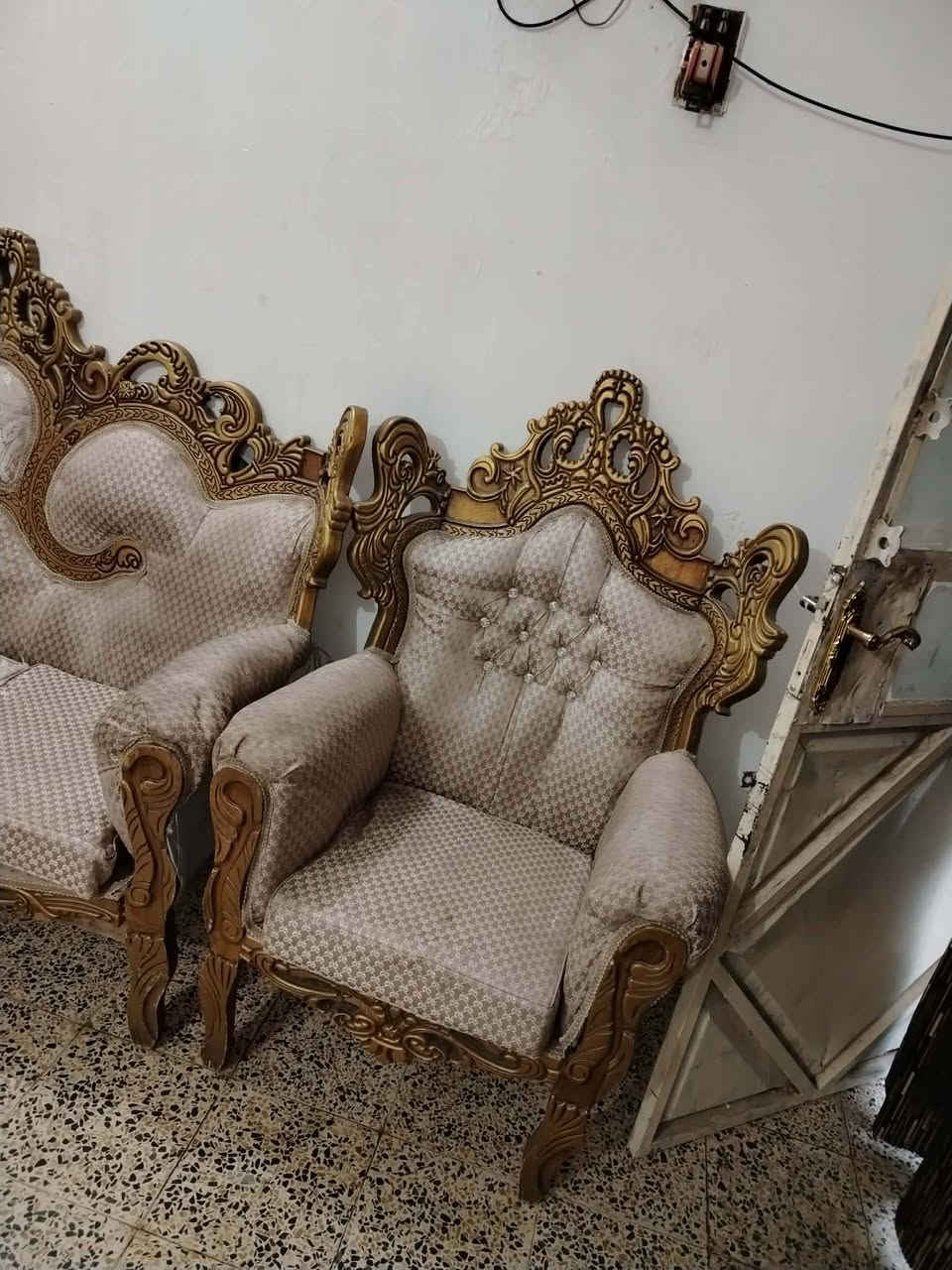 للبيع سعره ١٥٠ بي كسر عنوان تكريت شراي يتصل عل رقم *********** ويبلغه من طرف جوليا
