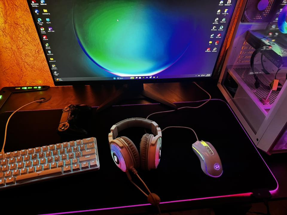 للبيع حاسبة PC Gaming تجميع 🔥
ملاحظة:
❌ ما أبيع قطع
✅ البيع كامل

✅ أغلب كراتين القطع موجودة
✅ الجهاز نظيف واستخدام خفيف

🖥️ المواصفات:

📺 الشاشة:
MSI MAG 275F
27 Inch
180Hz
Rapid IPS
0.5ms
FHD 1080p
FreeSync / Adaptive Sync
HDR Ready

🎮 كرت الشاشة:
RTX 3060 Ti 8GB

⚡ المعالج:
Intel Core i5-13400F
جيل 13

❄️ المبرد:
A_115

🧩 المذربورد:
H610M-E DDR4

💾 الرامات:
16GB XPG RGB DDR4 2666MHz

🚀 التخزين:
M.2 Lexar 1TB

🔌 البور:
Lux 750W

🖥️ الكيس:
NX292 WHITE

🎧 الملحقات:
UPS Offline 1500VA
ماوس + سماعة REDRAGON RGB
كيبورد DK61SE RGB
ميز كيمنگ RGB من TIGER

✅ مناسب للألعاب الثقيلة والتنافسية
PUBG / Warzone / Valorant / CS2 / Overwatch

السعر:    2,000,000 قابل للنقاش

للاستفسار خاص
***********
