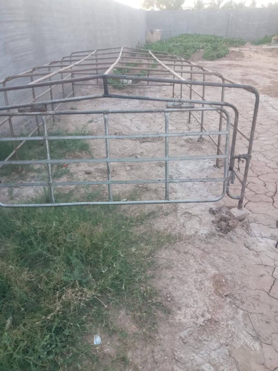 سلام عليكم للبيع سقيفه كنتر  ارتفاع90سعره 275وبيه مجال. تانكي ماء 50،صندوق عده 85،ثلاجه جلال الحداد 160الف كامله مكان بغداد التاجي  ***********اثير كورك ***********
