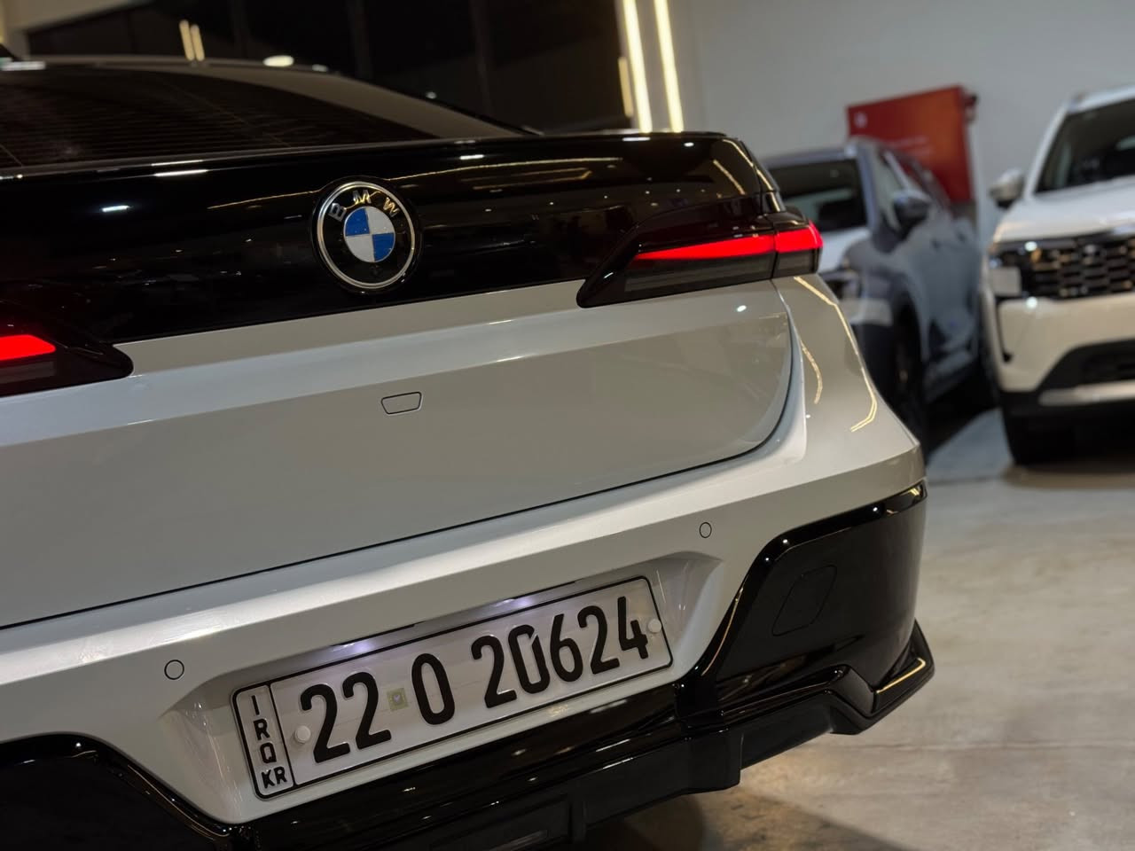 السلام عليكم
BMW 740i 
موديل 2023
بدي M بلادي
سستم بلاك ايدشن 
مواصفات اندفجول طلب خاص 
فول كرستال تطعيم الداخل
رادارات 360
كامرات 360
ناظور ليلي 
داتا شو
5 بردات تعتيم كامل
سقف رولز رويس
بيبان سوفت كلوز (شفط)
داخل لون مميز احمر غامق 
ويل ٢١
عداد 26mi
بيها هواي مواصفات متخلص 
أمريكي كلين من امريكا بيها قطعتين كلير بدون ضربة 
***********
