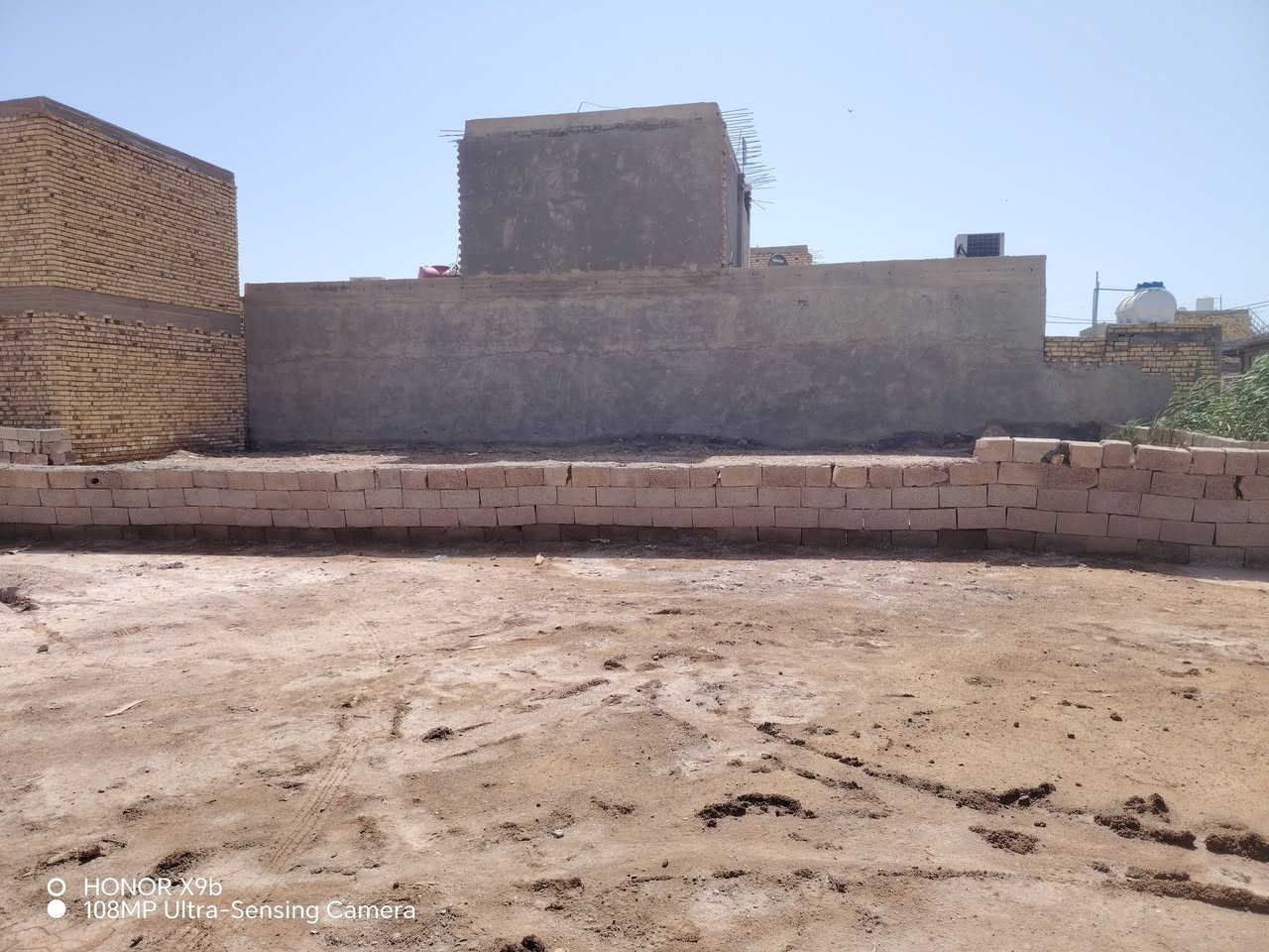 سلام عليكم قطعه للبيع بلكوت الجديدة ٢٥٠ متر مدفونه سبيس رقم الهاتف ***********
