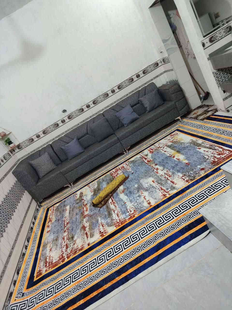 السلام عليكم بيت رقم مساحته 100متر مربع ركن قريب ع بيت شعوري مكان الجبيسه بناء عكاده البيت يحتوي على غرفة نوم +صاله مع صحيات واستقبال معزول سعره 35مع مجال كلش بسيط *********** ///***********
