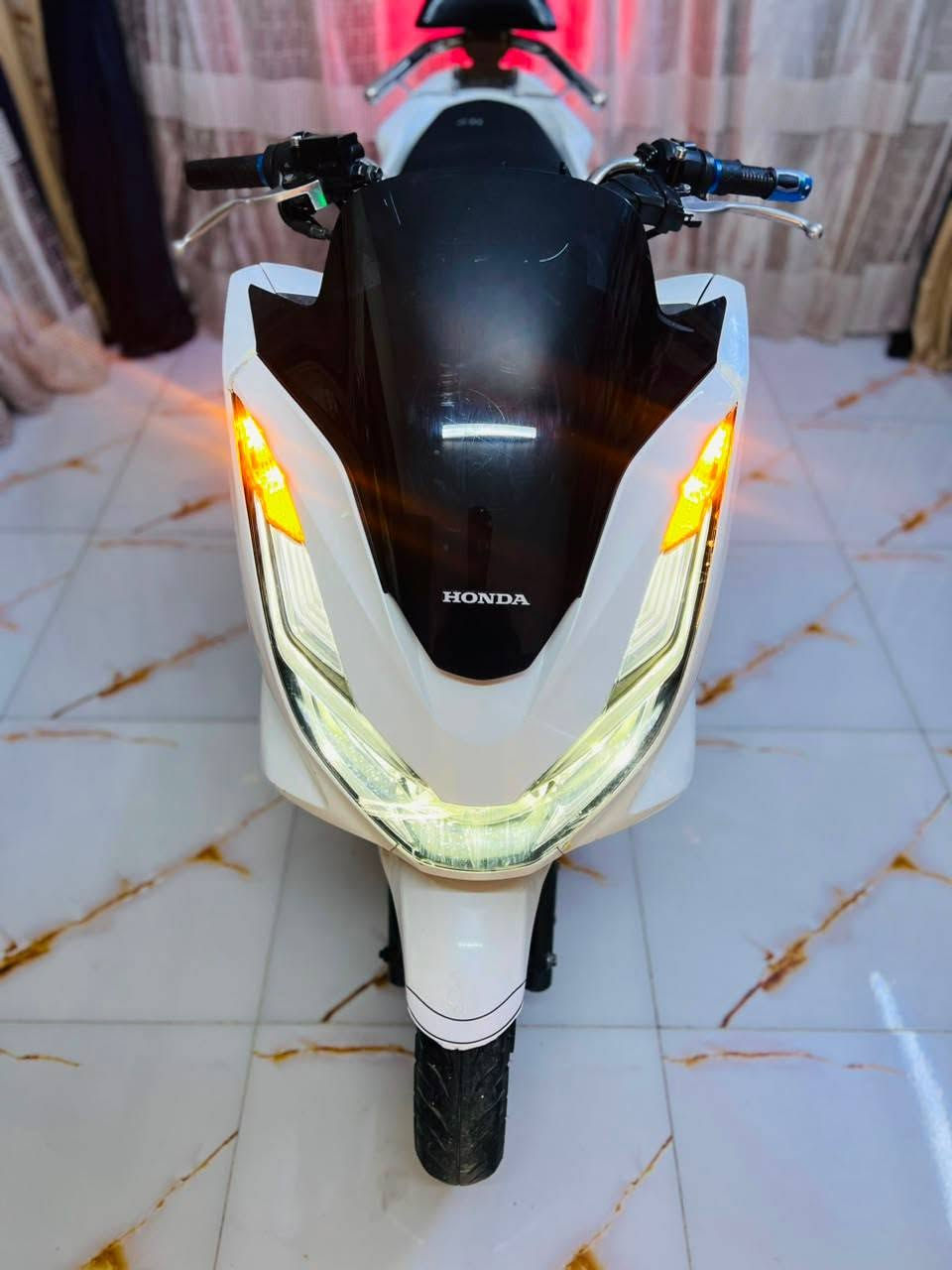 السلام عليكم دراجه pcx  جيل الرابع وكاله وكاله مال رمبه حساس ستان حساس زدحام تتفه بل يدات لد امامي خلفي  مكينه كارتونه مكفوله كفاله عامه دراجه تتعب تكول جديد مال جناي  ماشيه 23 الف حقيقي شلعه معدل فول اوراقه كالمه مال معرض   السعر مليونين و100 العنوان بغداد الكاظميه المقدسه الهاتف *********** اتصل وبيك خير ودلل
