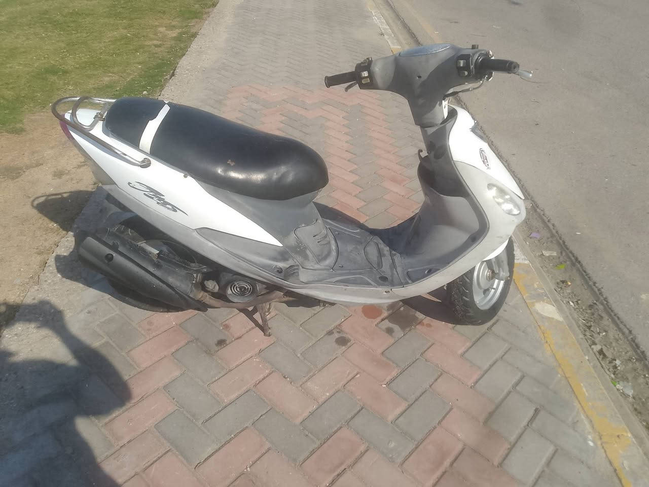 السلام عليكم اخوان ماكس منغولي للبيع
مواصفات دراجه 
دراجه مكينه بلاد 
سلف بلاد 
عداد بانزين شغال 
بيه تزويد كزوز اف ام اصلي 
بريكات امامي و خلفي نضاف 
كهبرايات شغاله 
ما تصرف عليها ربع دينار 
السعر 700 وبيه مجال قليل 
تجي تطلع تراي وتفحص 
وشوف النضافه بعينك 
عنوان سماوه حي شرطه 
***********
