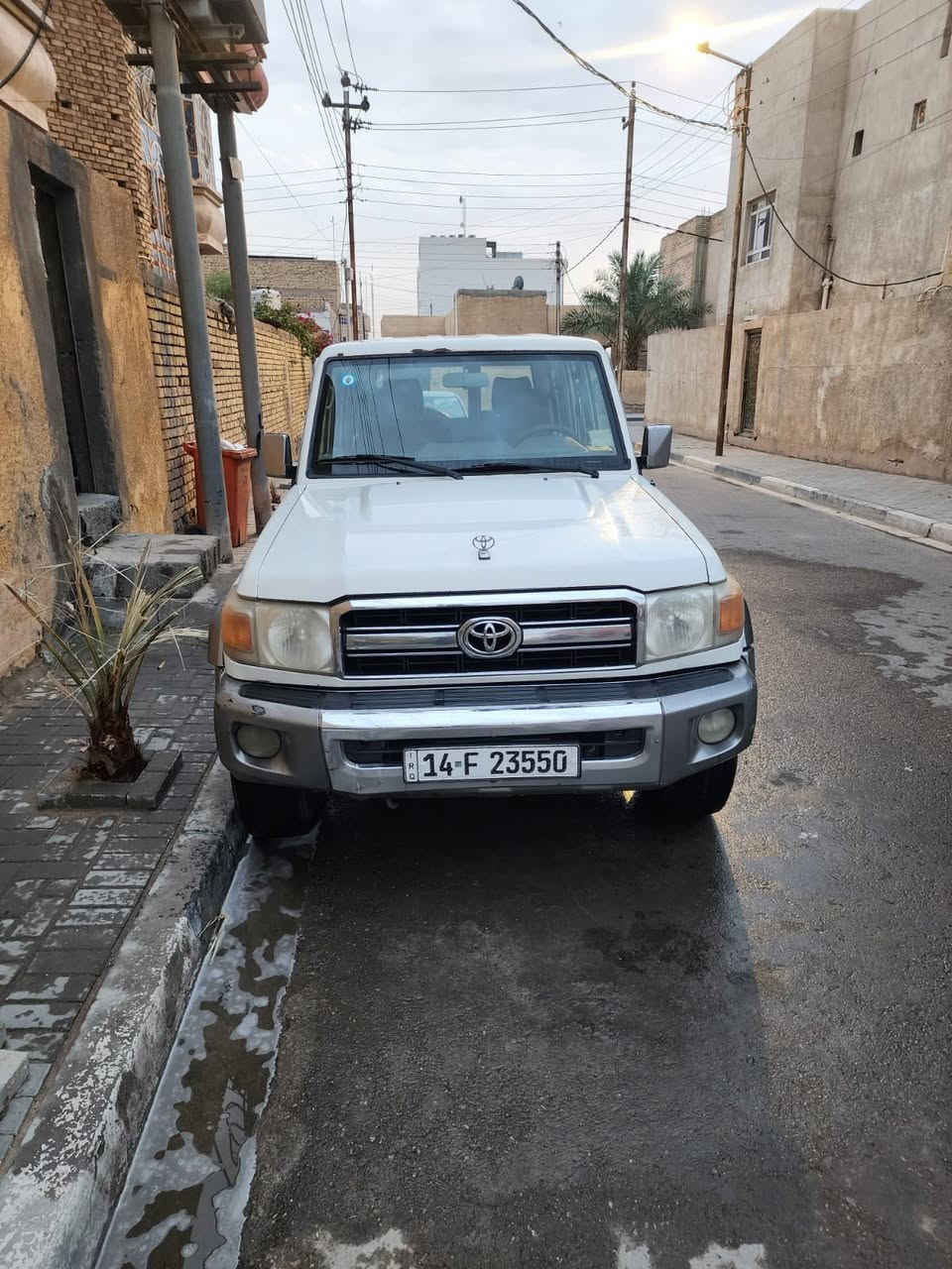 السلام عليكم للبيع لاندكروز شاص 2013بانزين كير عادي رقم البصره  سعره 205 رقم ***********
