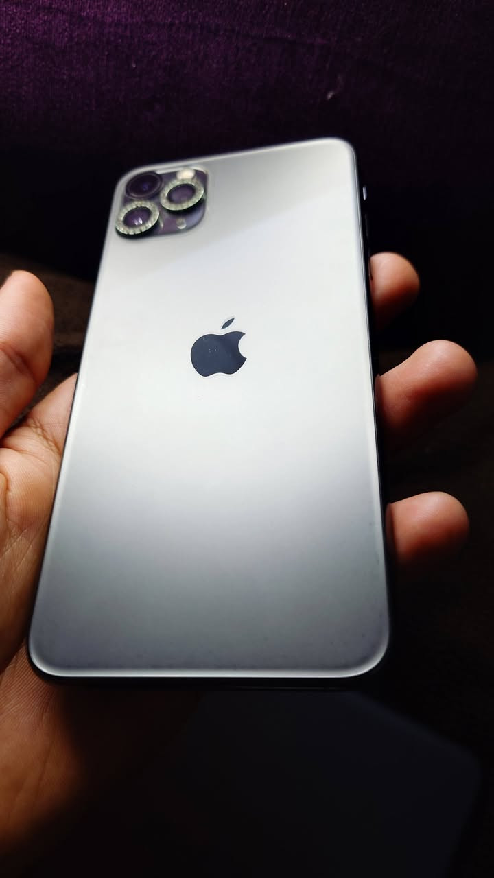 سلام عليكم 
iphone 11 pro max 
الجهاز مكفول من كلشي فقط الشاشة غير معروفة وهيَ شاشتة البلادية اثر وكعة تتبرمج وتختفي ب20الف كلة بلادي البطارية 90 معلاية 95 
ذاكرة 256 الجهاز نضافتة مثل مموضح بلصورة عارضة ب350الف 
للتواصل ***********
او ***********
