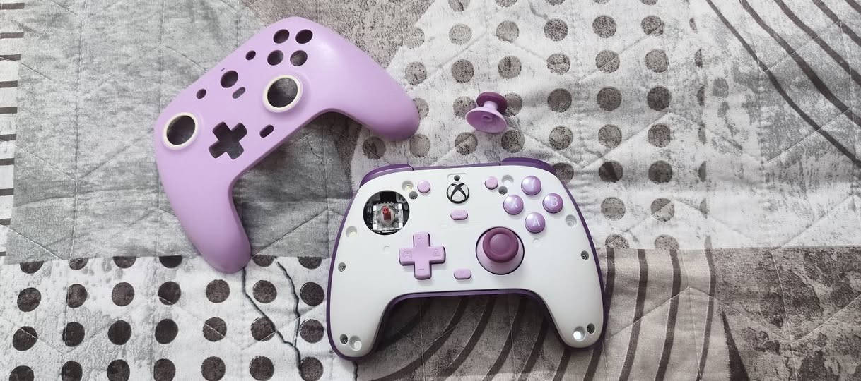 يده : GAMESIR G7 SE
لون : بنفسجي + وردي
تحتوي على ازرار خلفية قابله للتخصيص
الكير : مغناطيسي
الكفر مغناطيسي قابل للتغير
يده جديده استعمال شهرين
مع كيبل الاصلي 
السعر : ٤٥ الف وبي مجال
التواصل : *********** واتساب خاص
المكان : بغداد مدينه الصدر قطاع 7
