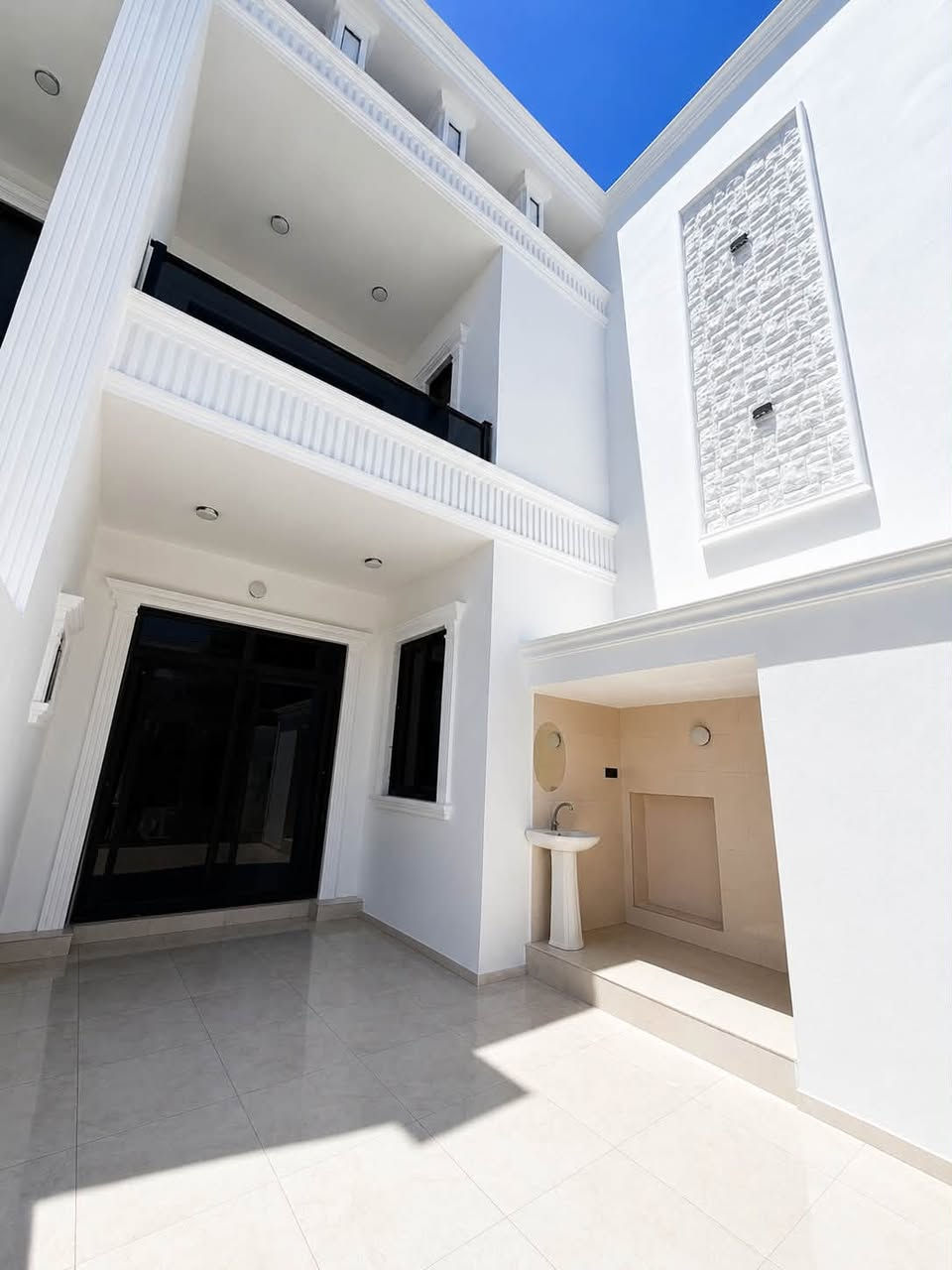 بيت للبيع في شوراو 🏠✨
بيت طابقين بمساحة 100 متر، موقعه حلو بـ شوراو وقريب على الشارع العام.

البيت مرتب وجاهز للسكن، يحتوي على:

✅ كراج سيارة
✅ صالة معيشة
✅ مطبخ حار
✅مطبخ بارد
✅ غرفة نوم بالطابق الأرضي
✅ غرفتين بالطابق الثاني، وحدة منهن سويت
✅ 3 تواليت
✅ 2 حمام

بيت عائلي حلو، تصميمه حديث، إضاءته مرتبة، ومكانه قريب من الخدمات والشارع العام.

للمعاينة والاستفسار راسلونا على الخاص ✅*********** 📞 WhatsApp
