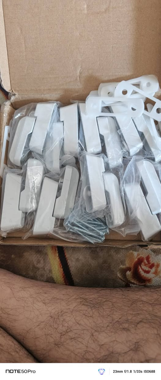 أقفال أمان بلاستيكية بيضاء تستخدم لحماية النوافذ والأبواب من الاقتحام.
أقفال أمان (Blokator) من نوع Akpen EMN02-M. . 
يتم تركيبها على النوافذ أو الأبواب لمنع فتحها من الخارج. 
مصممة لتحمل ضغط خارجي قوي ومقاومة محاولات الكسر. متوفر ١٦ قطعة قفل


**إذا كنت صاحب هذا الإعلان وتريد حذفه لأي سبب، رجاءا أرسل رسالة إلى الدعم الفني**